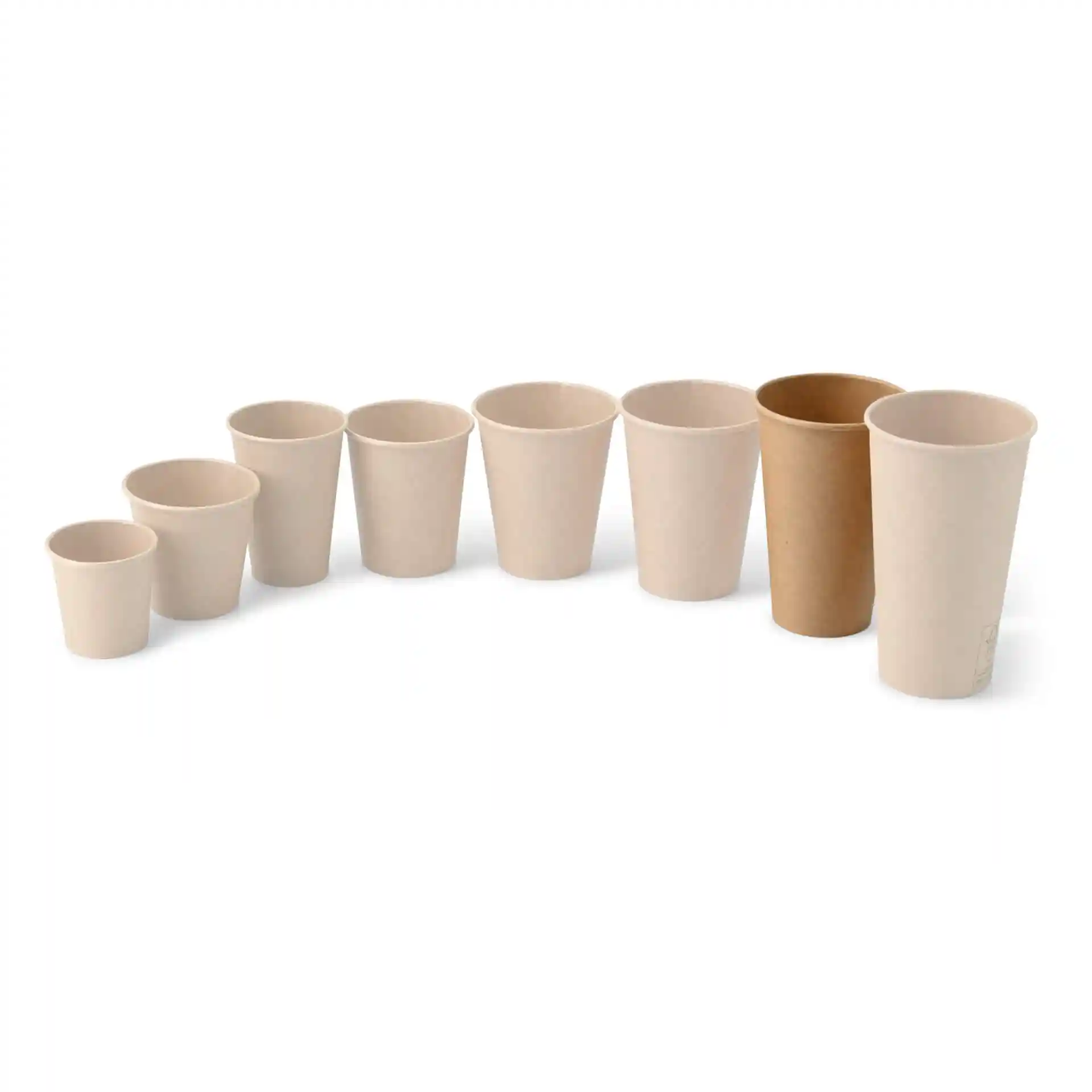 Ensemble de huit gobelets en papier de différentes tailles, dont un gobelet marron, disposés en rangée sur fond blanc.
