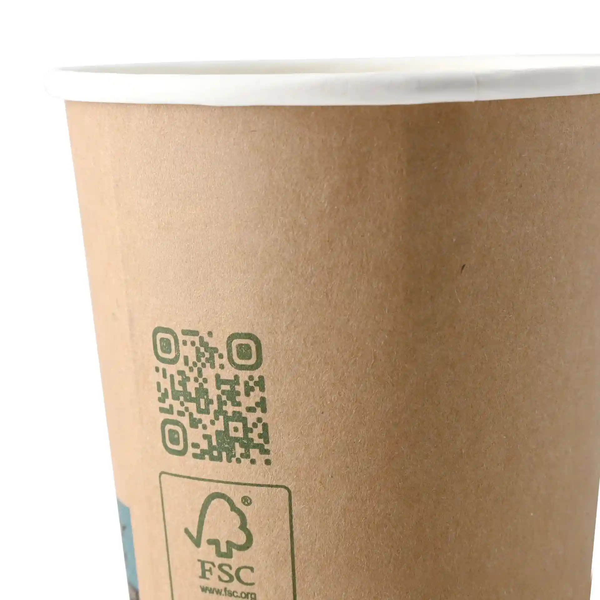 Tasse à café double paroi marron avec un bord blanc, comportant un code QR et un symbole vert sur le côté.