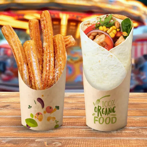 Churros dans un gobelet en papier à côté d'un aliment emballé étiqueté "100 % Nourriture Bio" sur une surface en bois.