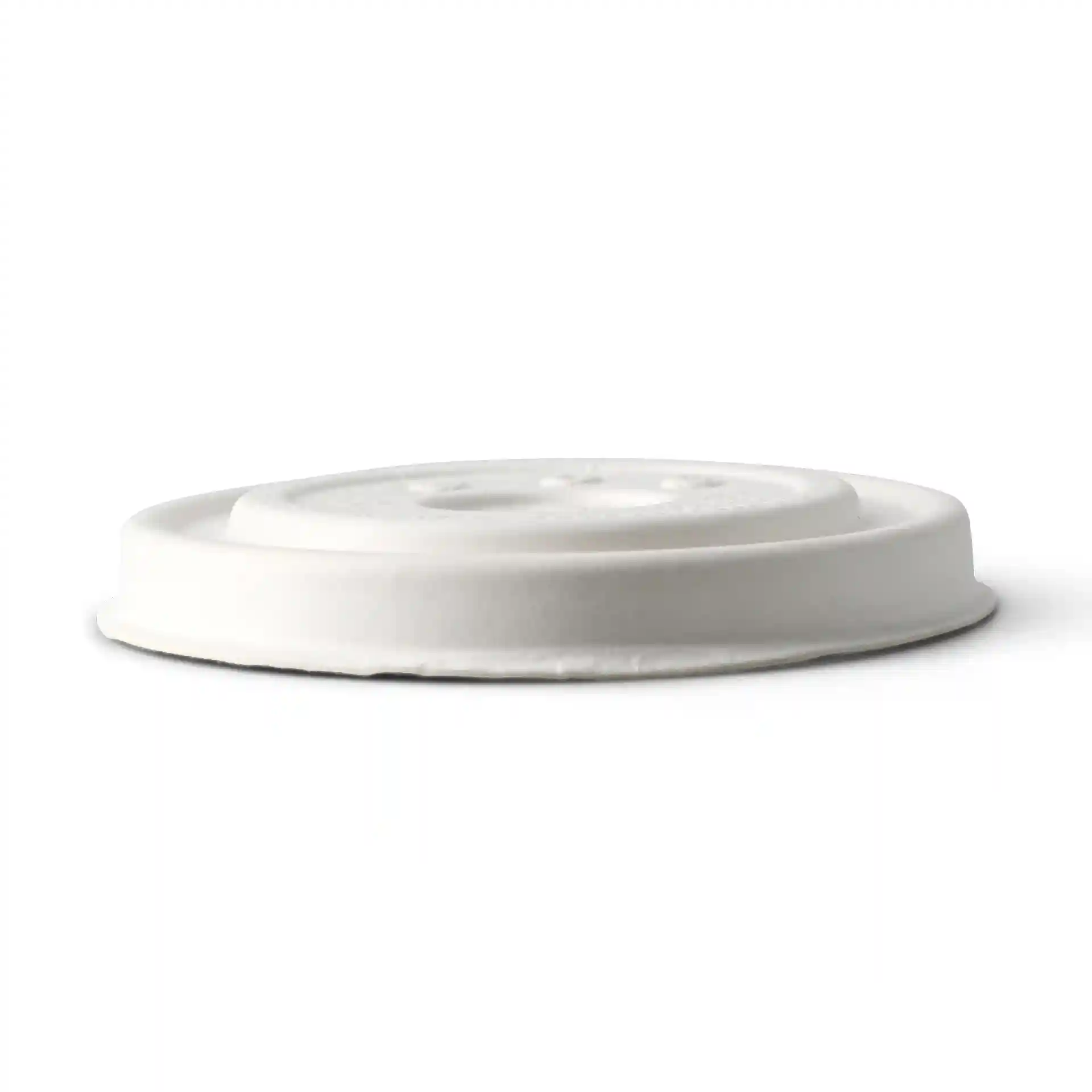 Couvercle plat en carton blanc de 90 mm de diamètre avec un trou pour paille, vu de côté sur un fond uni.