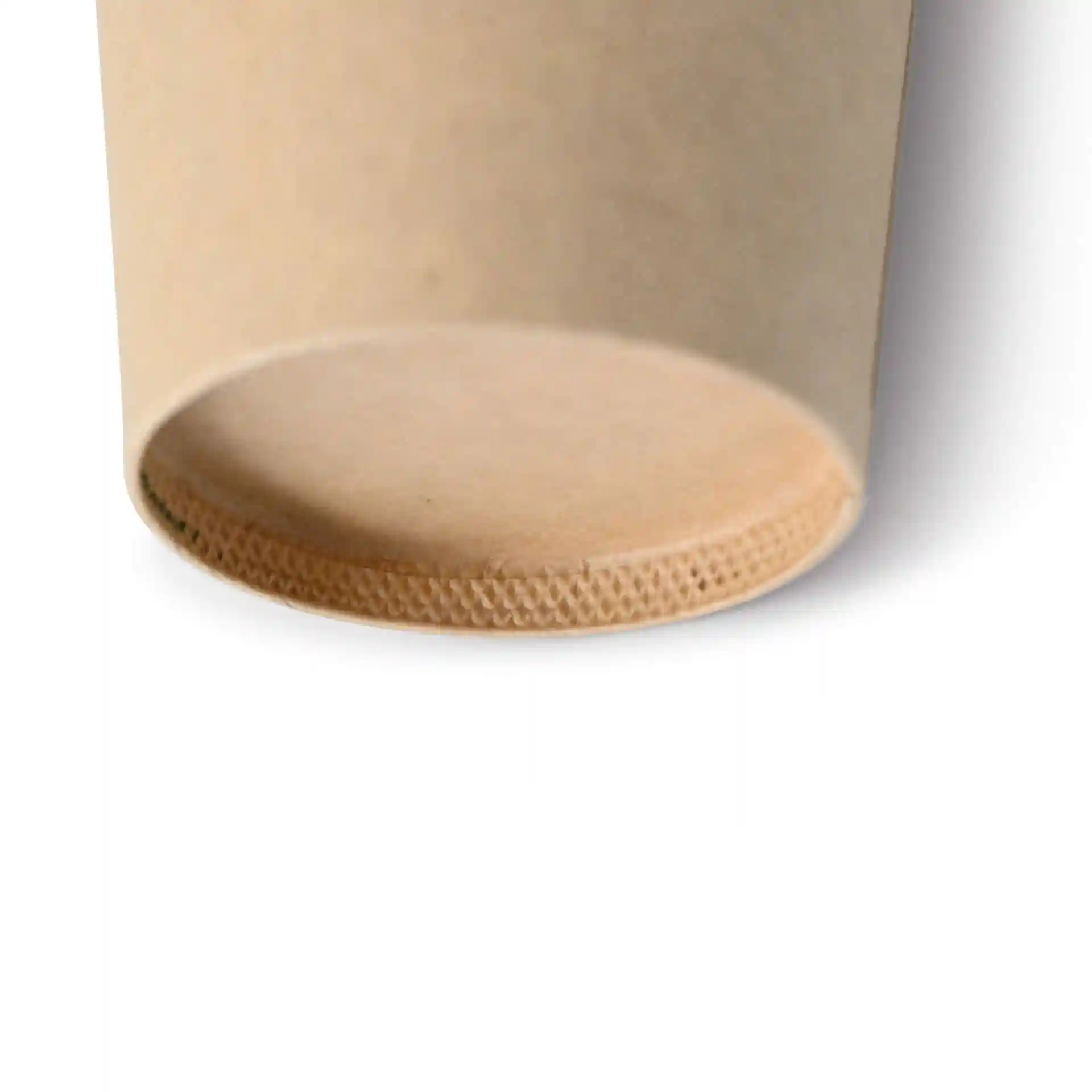 Gros plan du fond d'un gobelet en papier brun avec une surface enduite et un rebord texturé.