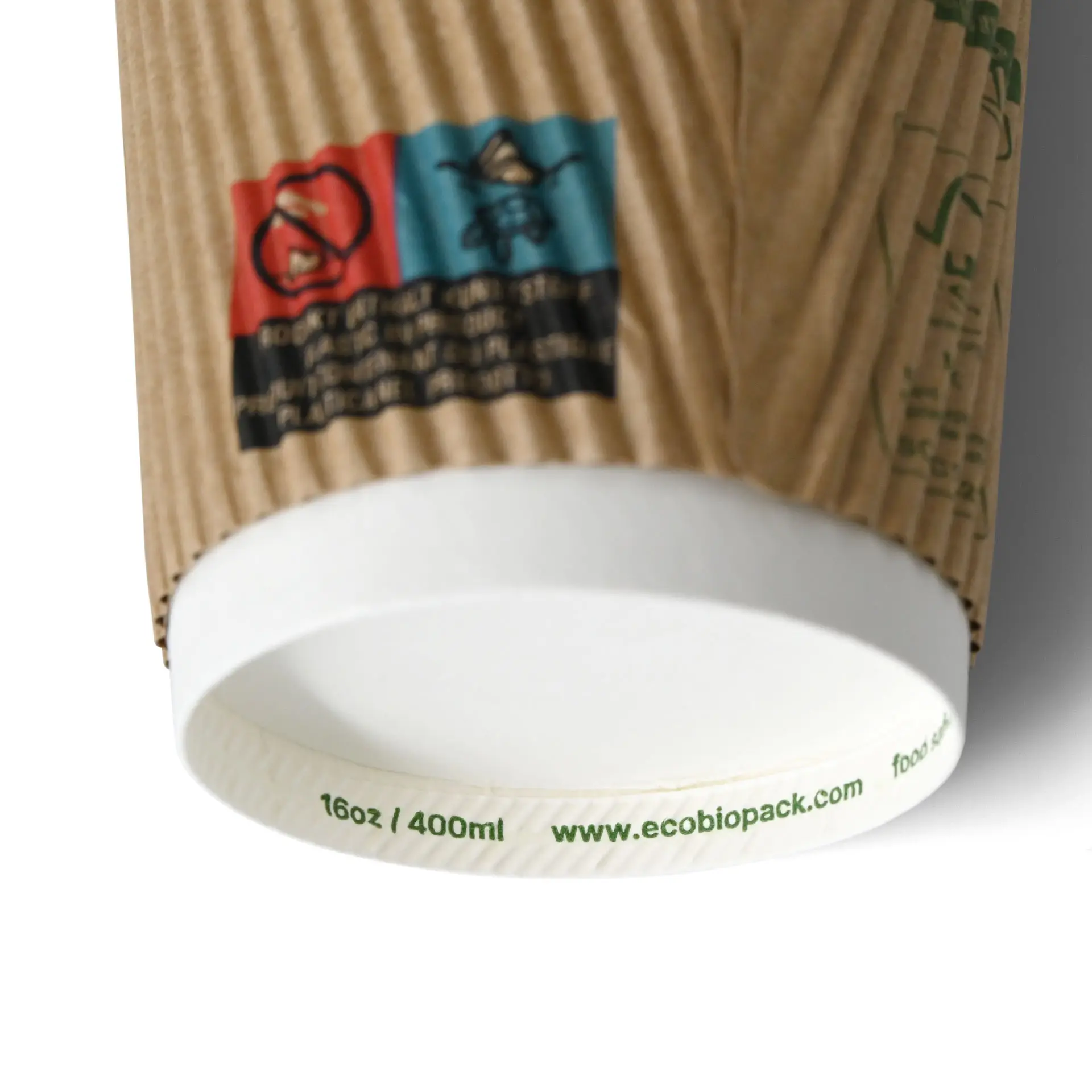 Tasse à café brune striée avec un intérieur blanc, montrant une base imprimée avec des détails de volume et un lien vers un site web.