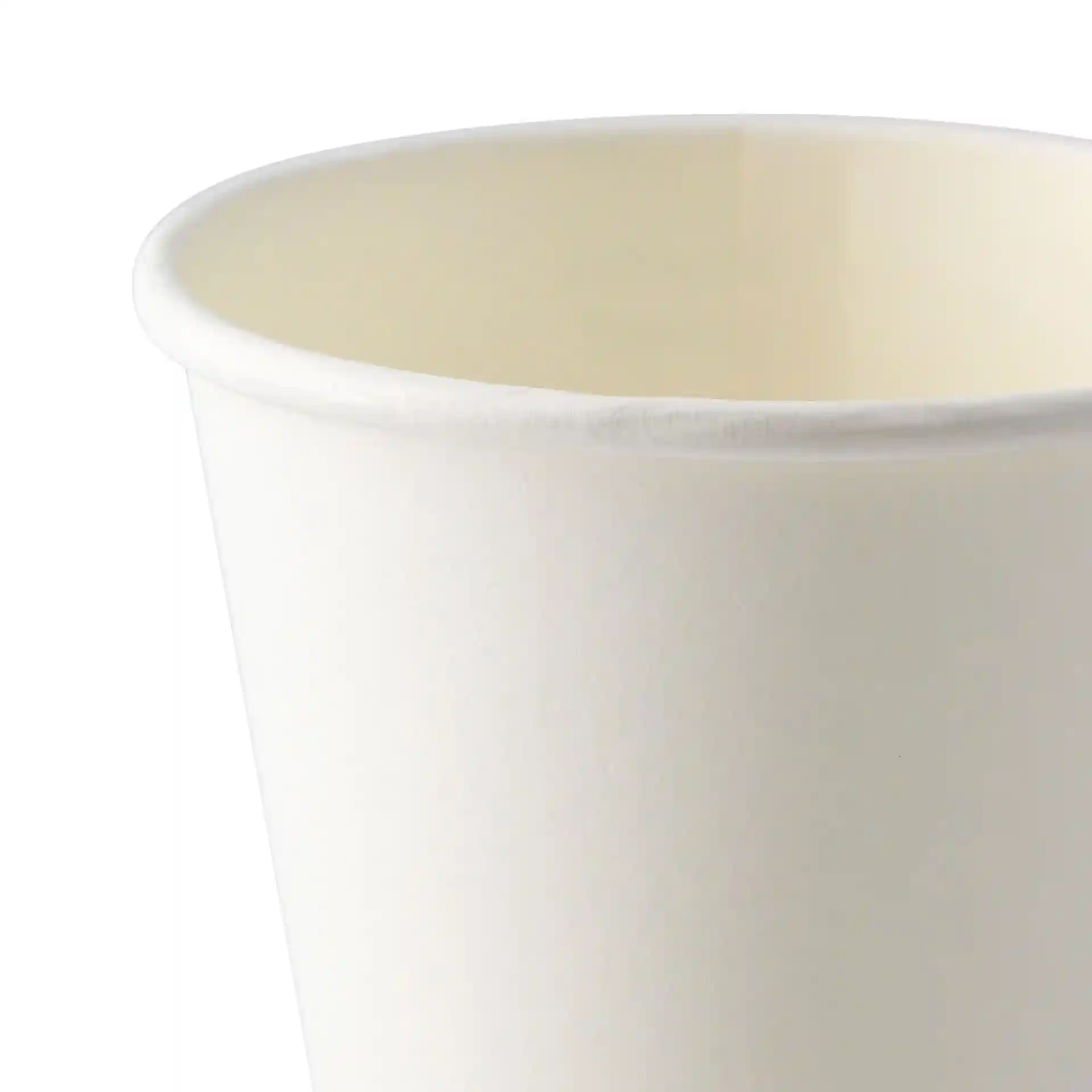 Gros plan d'un gobelet en papier blanc de 80 mm de diamètre et 77 mm de hauteur, avec une surface lisse.