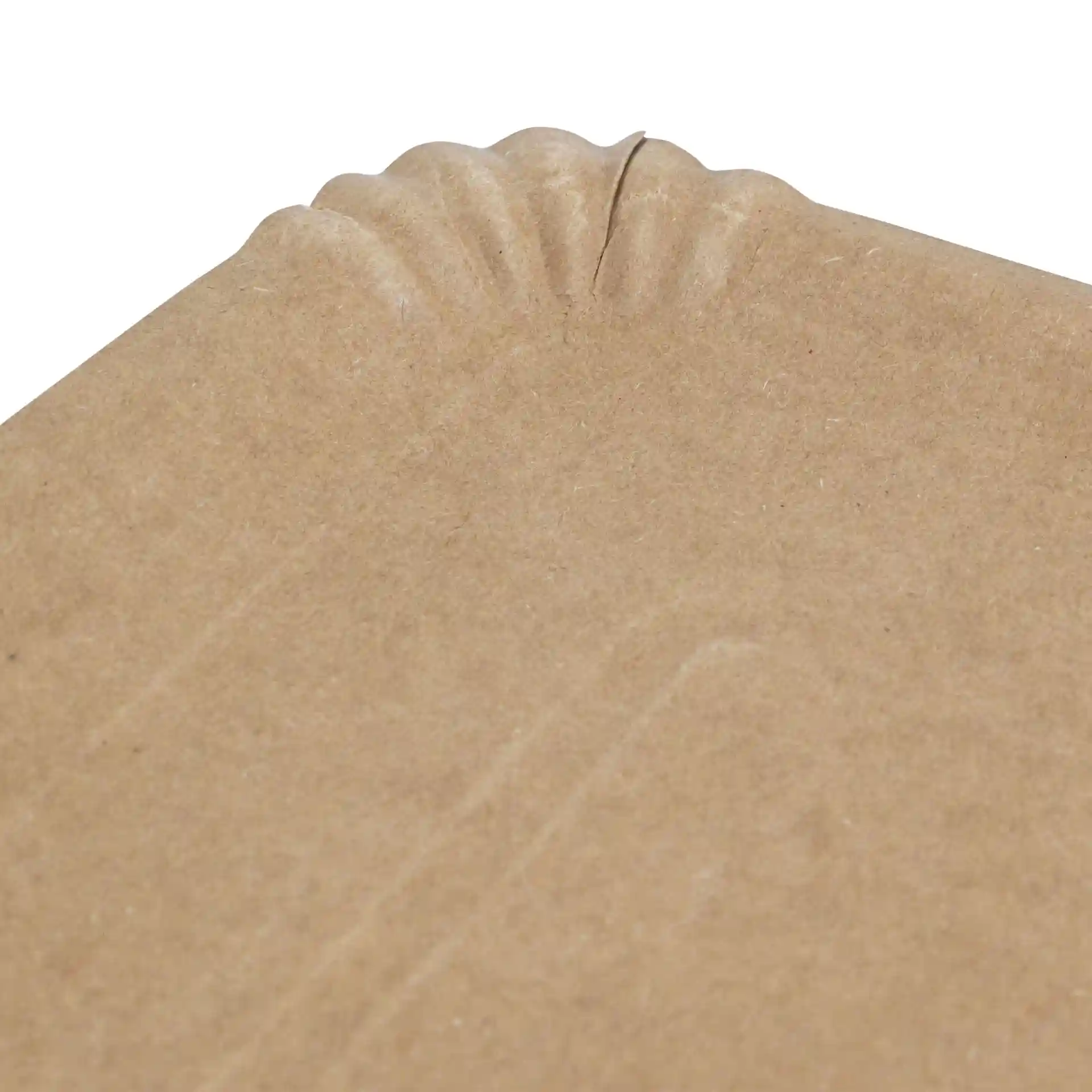 Gros plan d'une assiette en carton rectangulaire brune avec un bord légèrement en retrait.