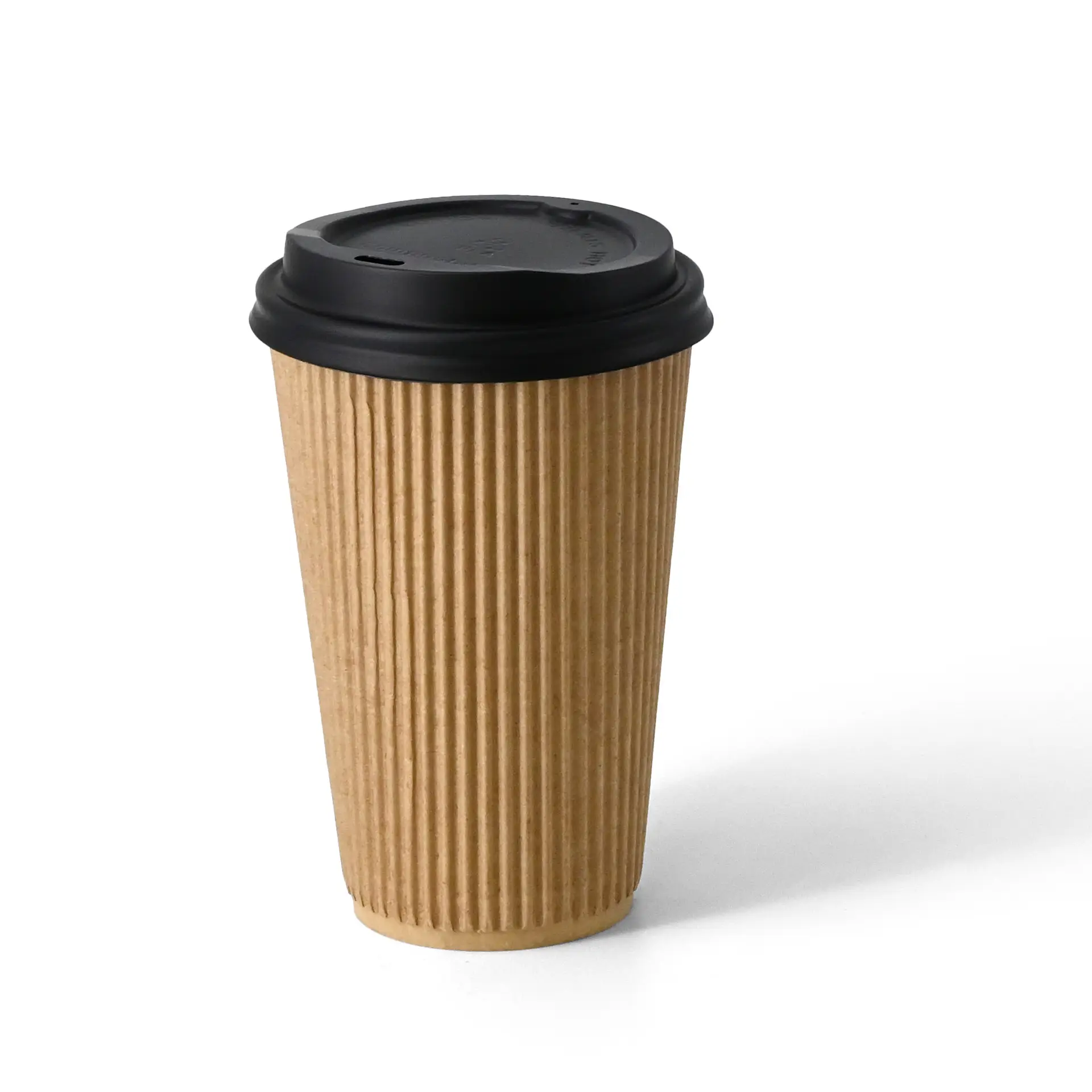 Tasse en isolant brune avec couvercle noir, surface nervurée pour boissons chaudes.
