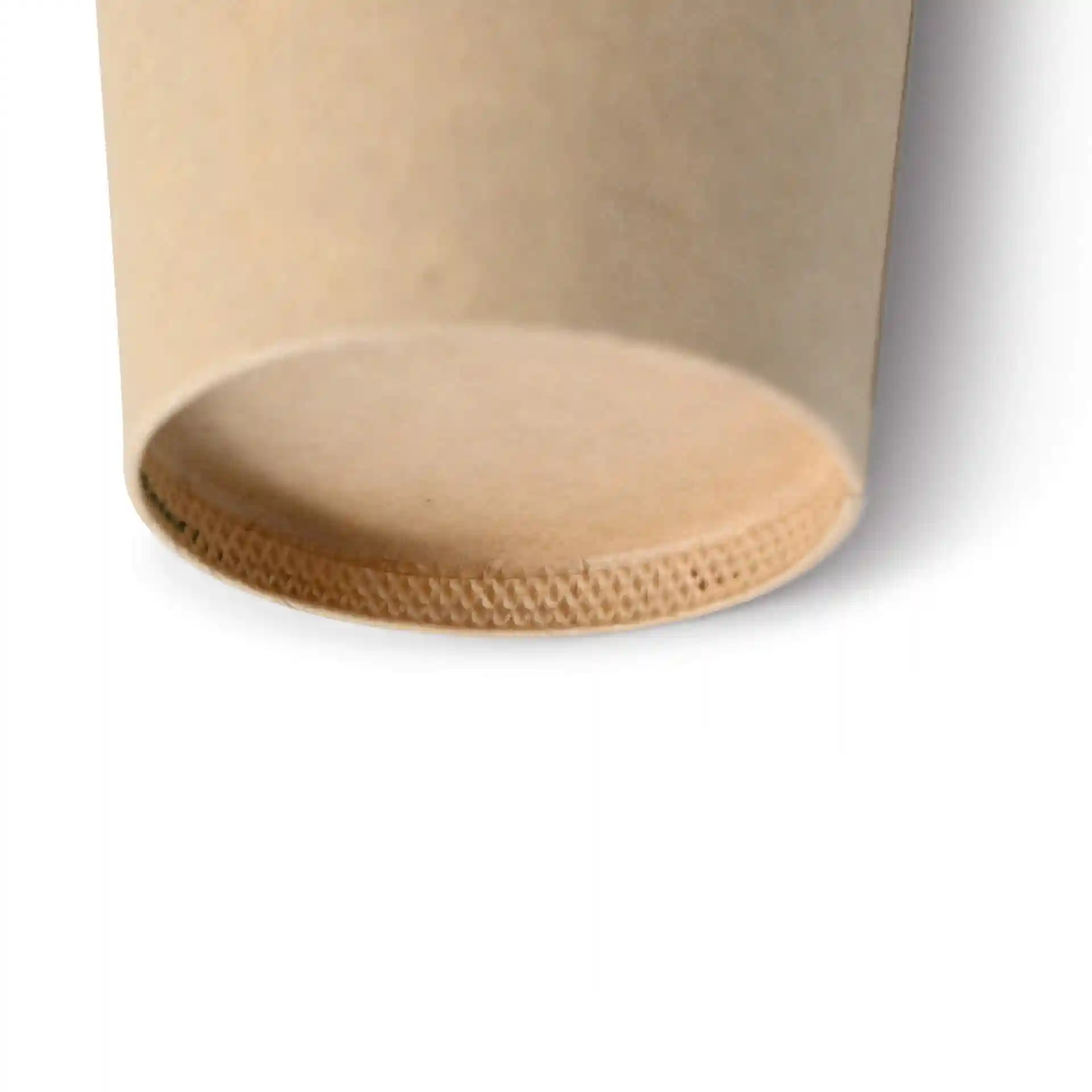 Gros plan du fond d'un gobelet en papier brun de 10 oz avec un bord texturé et une surface lisse.