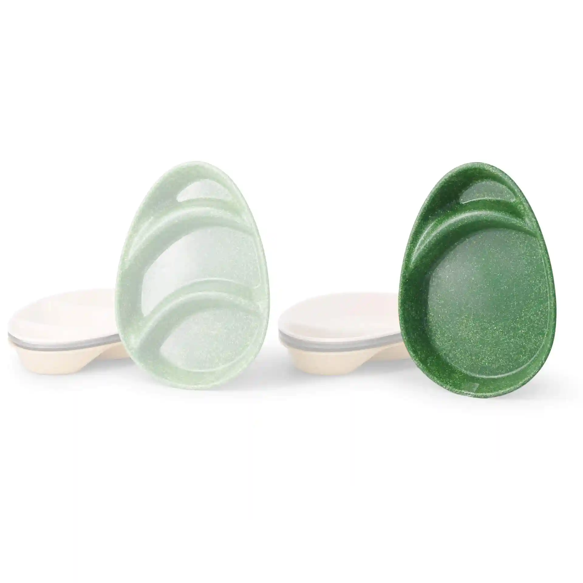 Deux assiettes divisées réutilisables en forme de goutte, une verte foncée et une verte claire, avec deux compartiments chacune.