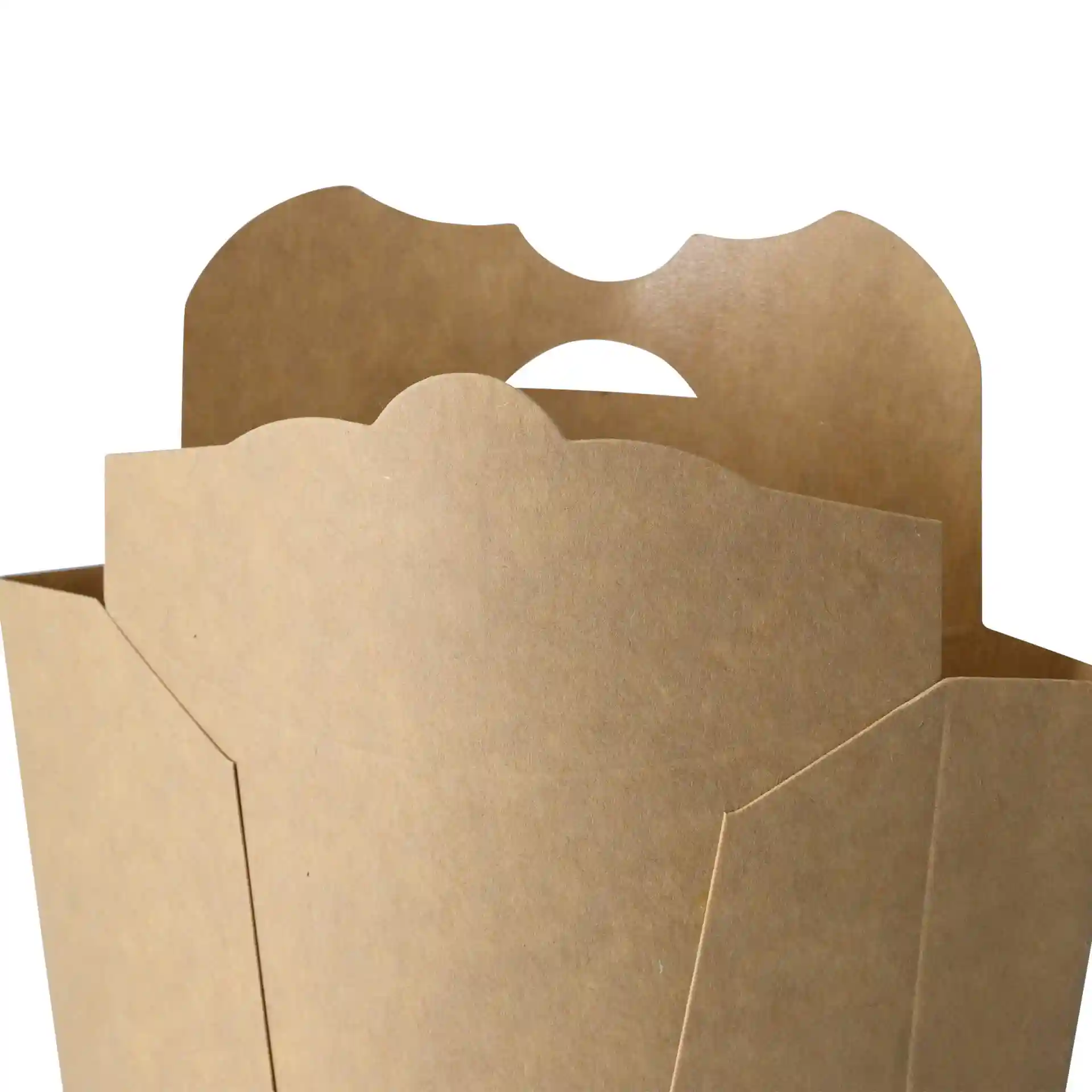 Pelle à chips en carton brun avec un bord festonné et une ouverture pour la poignée.