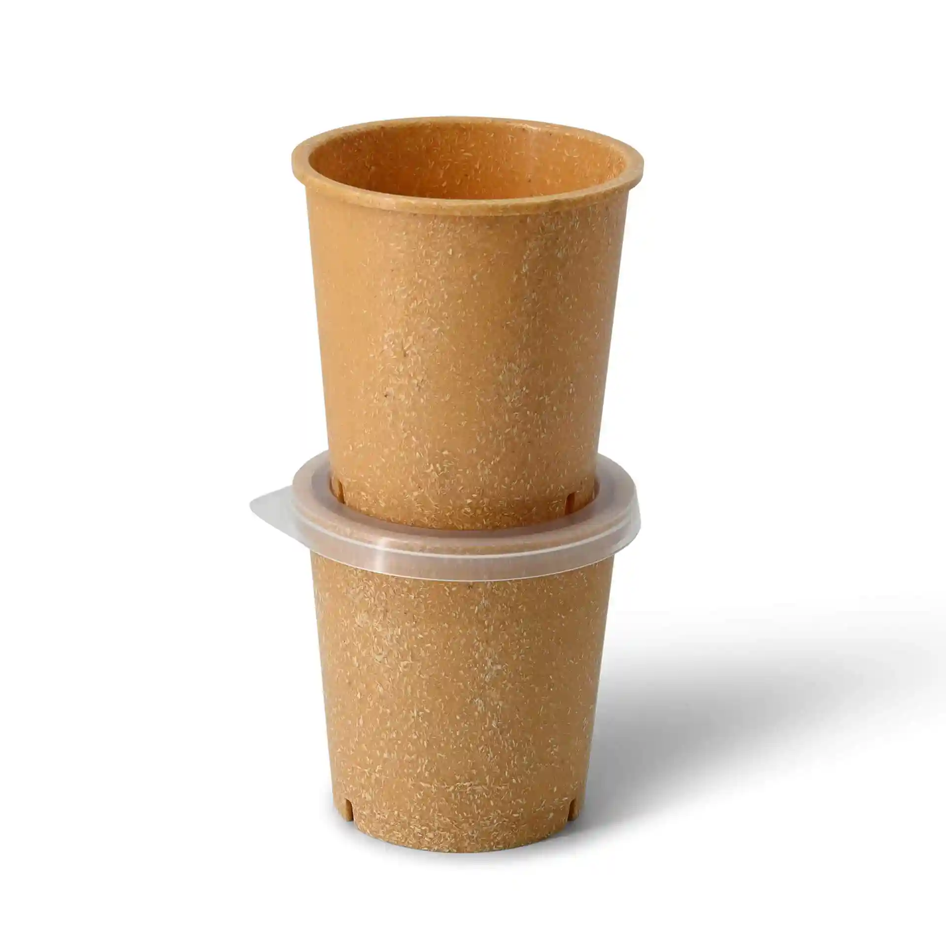 Deux gobelets bruns réutilisables empilés, avec un bandeau en plastique transparent au milieu, sur un fond uni.