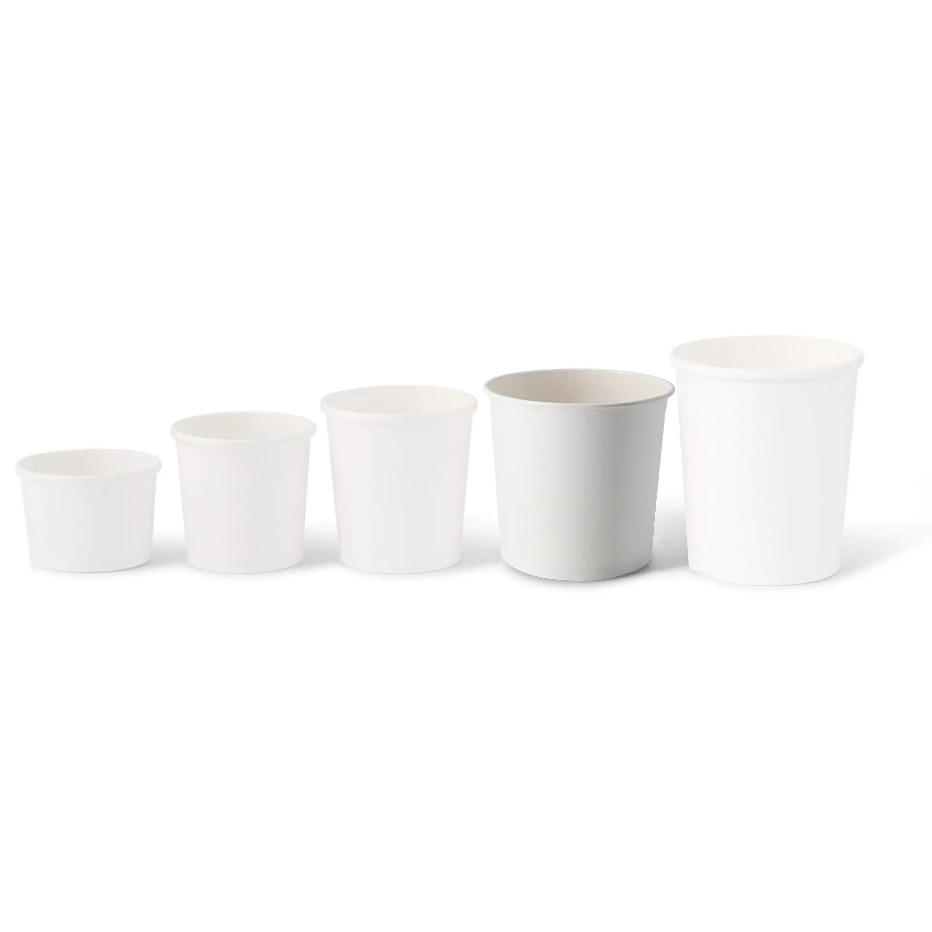 Ensemble de cinq gobelets à soupe en carton blanc de différentes tailles, avec une surface lisse et des bords arrondis.