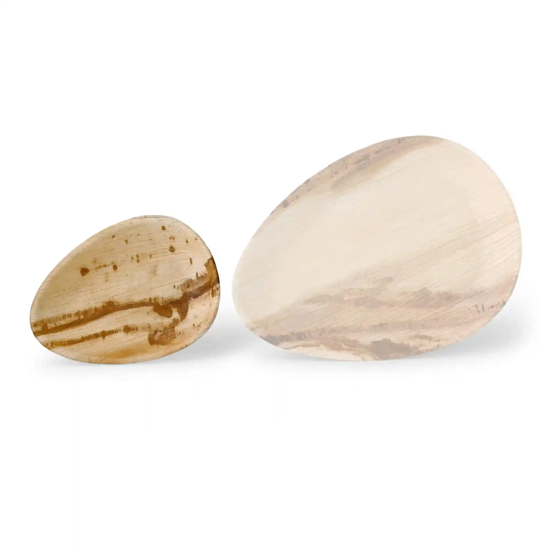 Deux assiettes ovales en feuille de palmier de couleur bois naturel, l'une plus grande et l'autre plus petite, sur un fond blanc.