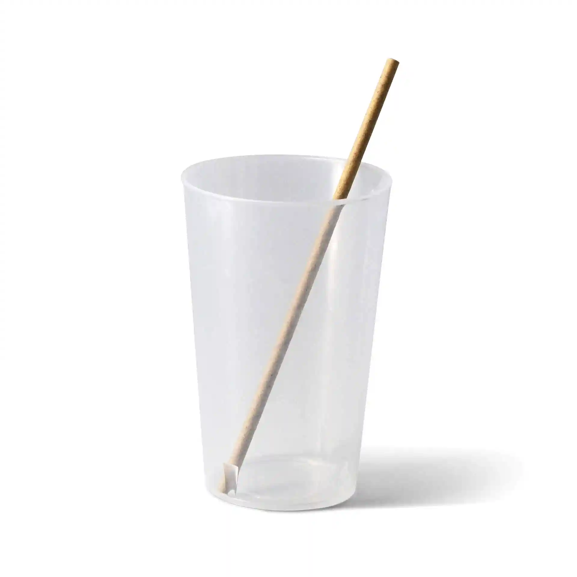 Gobelet réutilisable transparent d'un diamètre de 90 mm avec une paille en papier insérée à l'intérieur.