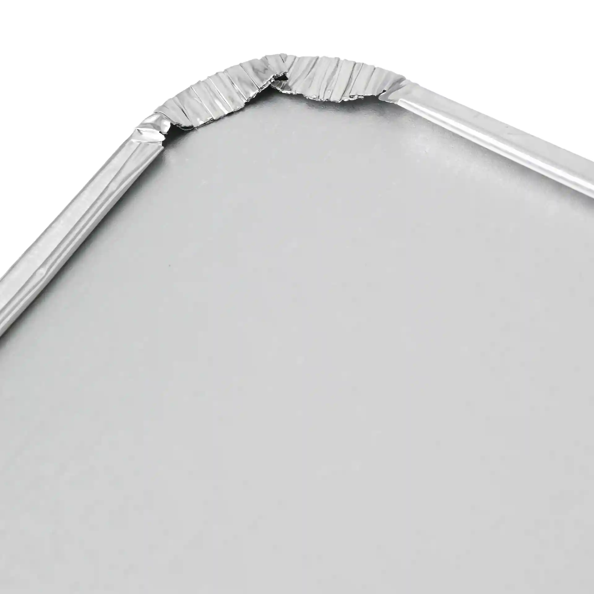 Gros plan d'un couvercle en carton aluminium rectangulaire avec un bord replié, conçu pour un conteneur de 900 ml.