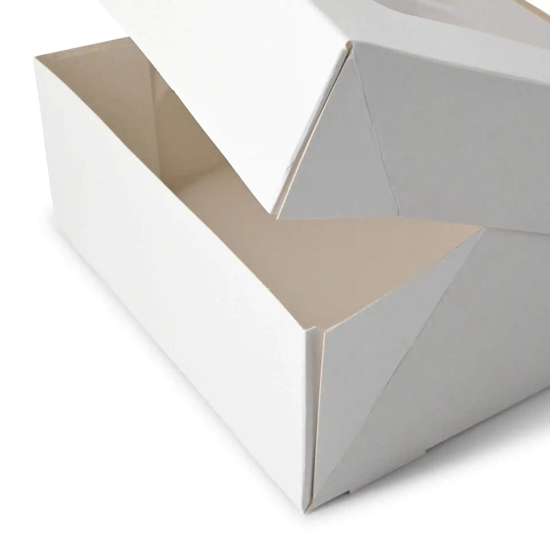Boîte à pâtisserie en carton blanc avec une fenêtre en cellulose, partiellement ouverte pour montrer l'intérieur.
