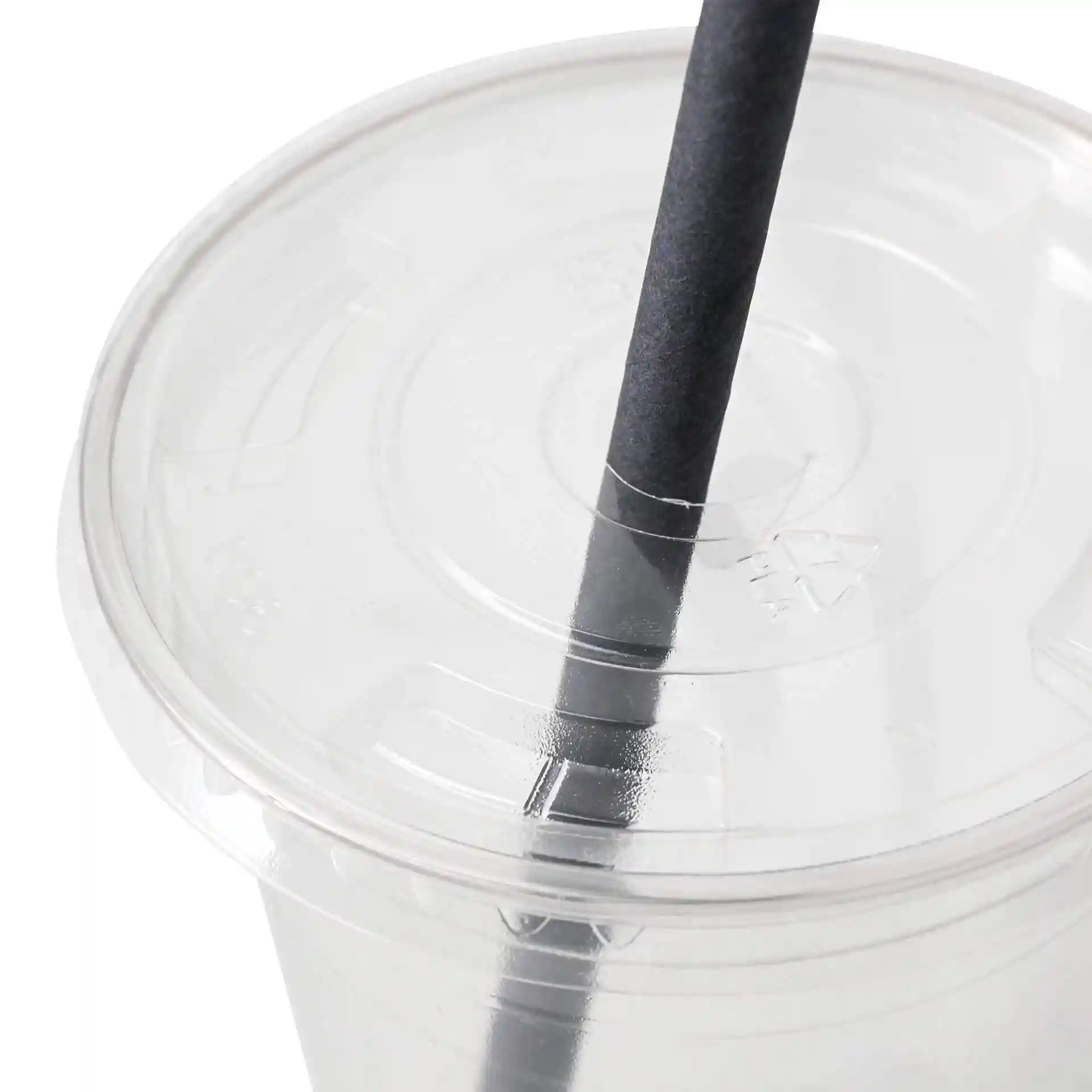 Couvercle plat en PLA transparent avec un trou pour paille, positionné sur un gobelet, avec une paille noire insérée.