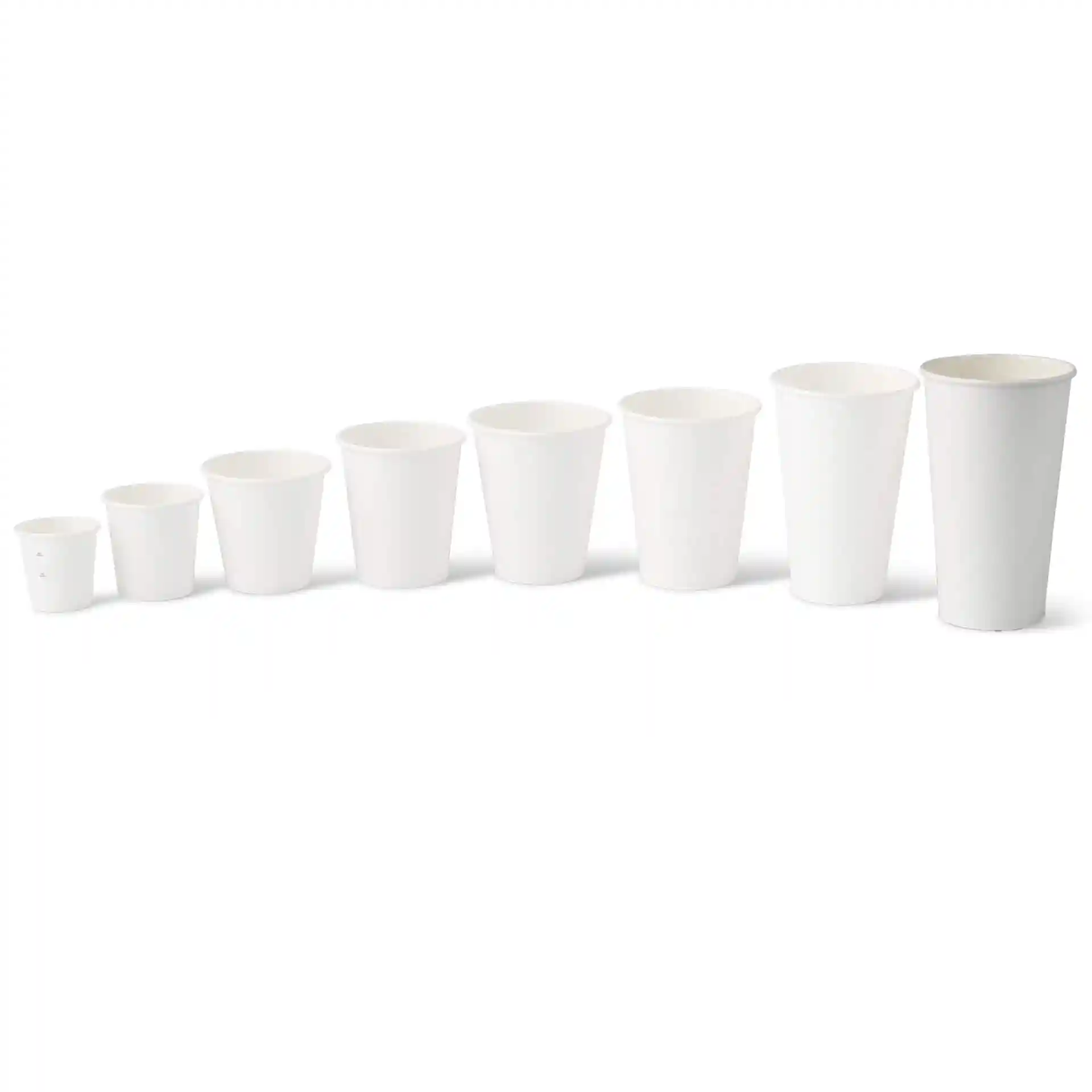 Gobelets en papier blancs de différentes tailles disposés en rangée, le plus grand à droite mesure 500 ml.
