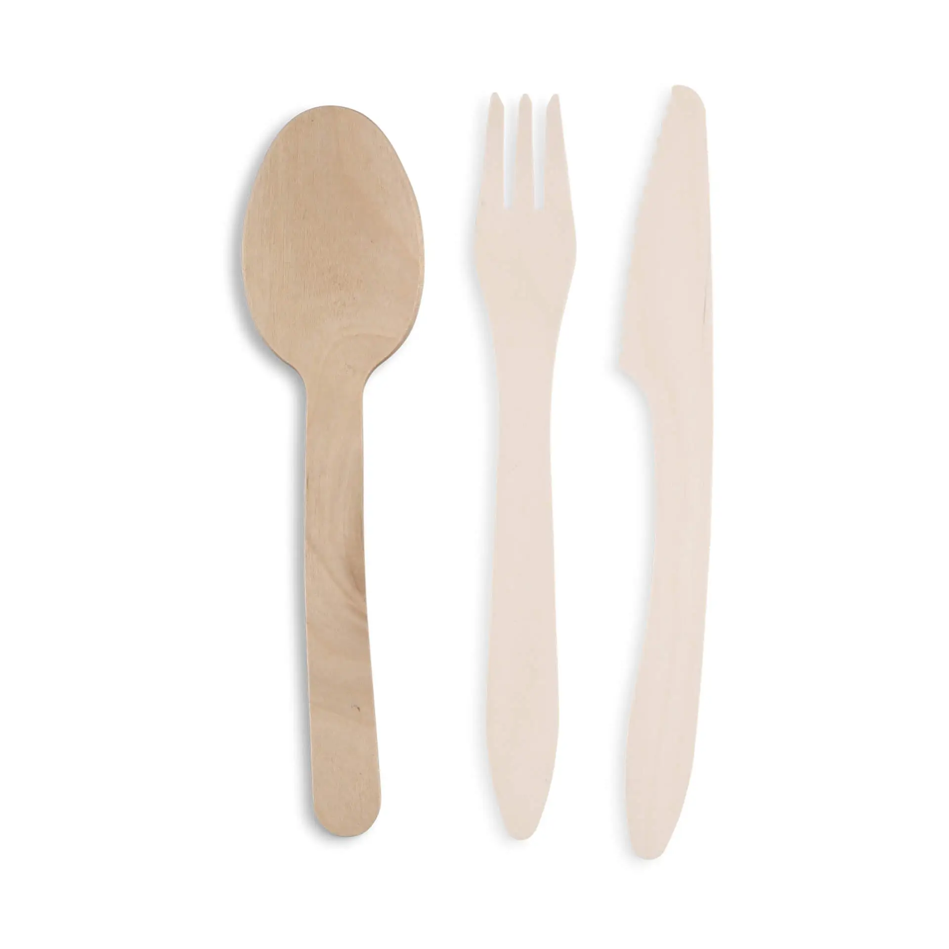 Set de couverts en bois comprenant une cuillère, une fourchette et un couteau, tous en bois brun avec une finition lisse.