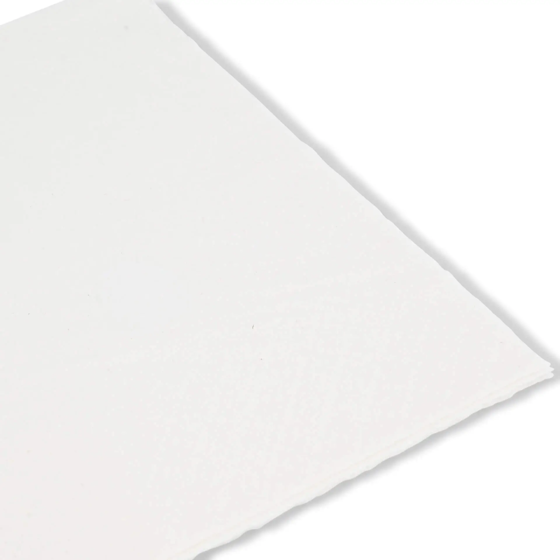 Serviette en papier carrée blanche avec un symbole de recyclage noir et un texte indiquant qu'elle est 100 % recyclée.
