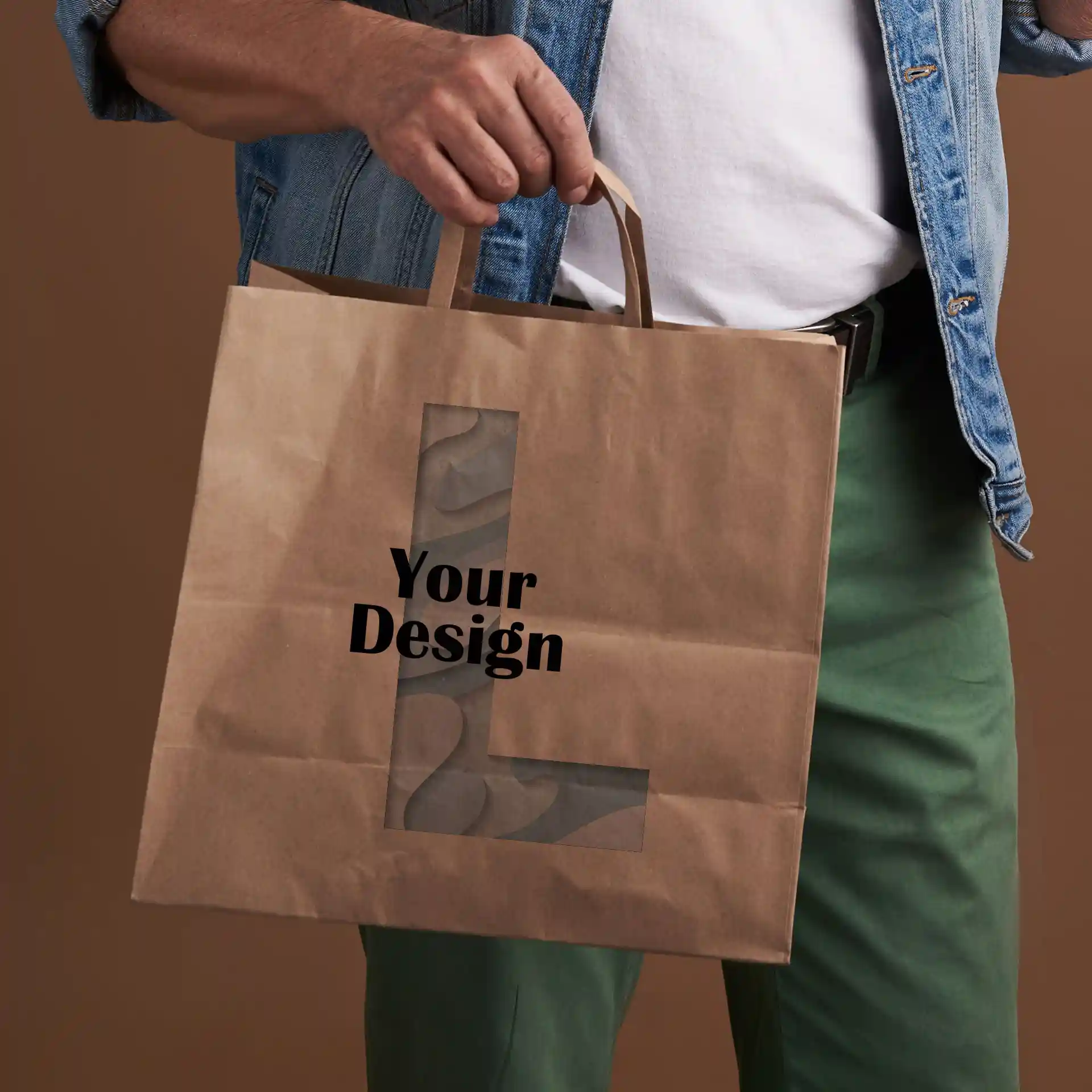 Sac en papier brun de forme rectangulaire, avec une fenêtre transparente et un design textuel.