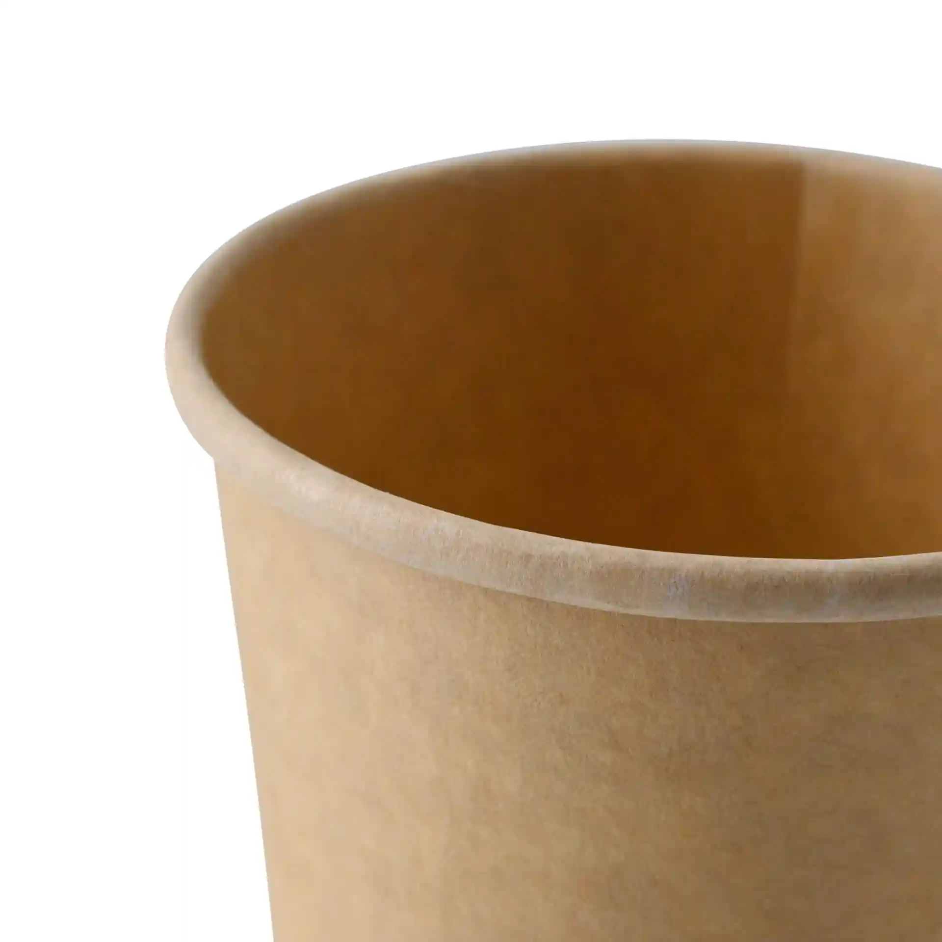 Gros plan d'un gobelet en carton brun rond avec une surface intérieure visible et un rebord lisse.