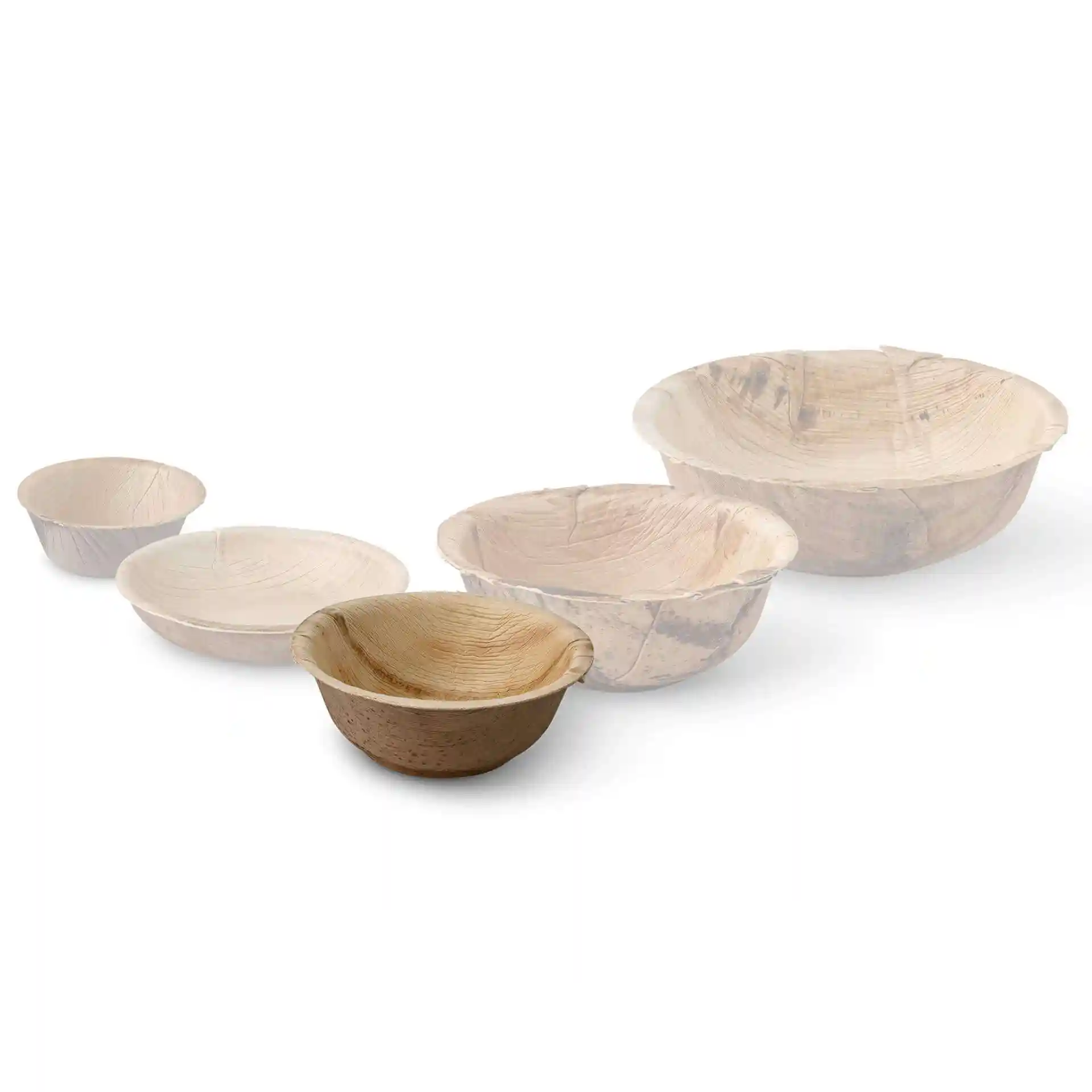 Ensemble de cinq bols ronds en feuilles de palmier de tailles variées, présentant une texture de grain naturel.