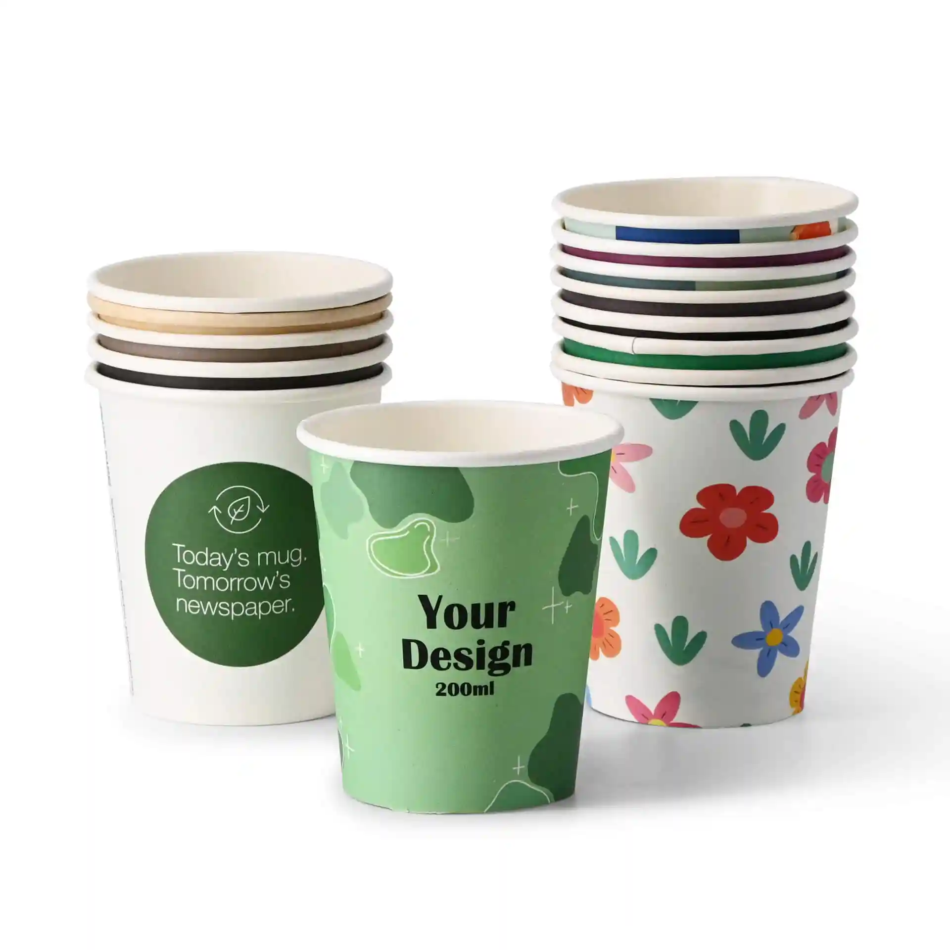 Empilement de gobelets en papier de différents designs, y compris un gobelet vert avec "Votre Design" et un gobelet à motif floral, sur fond blanc.