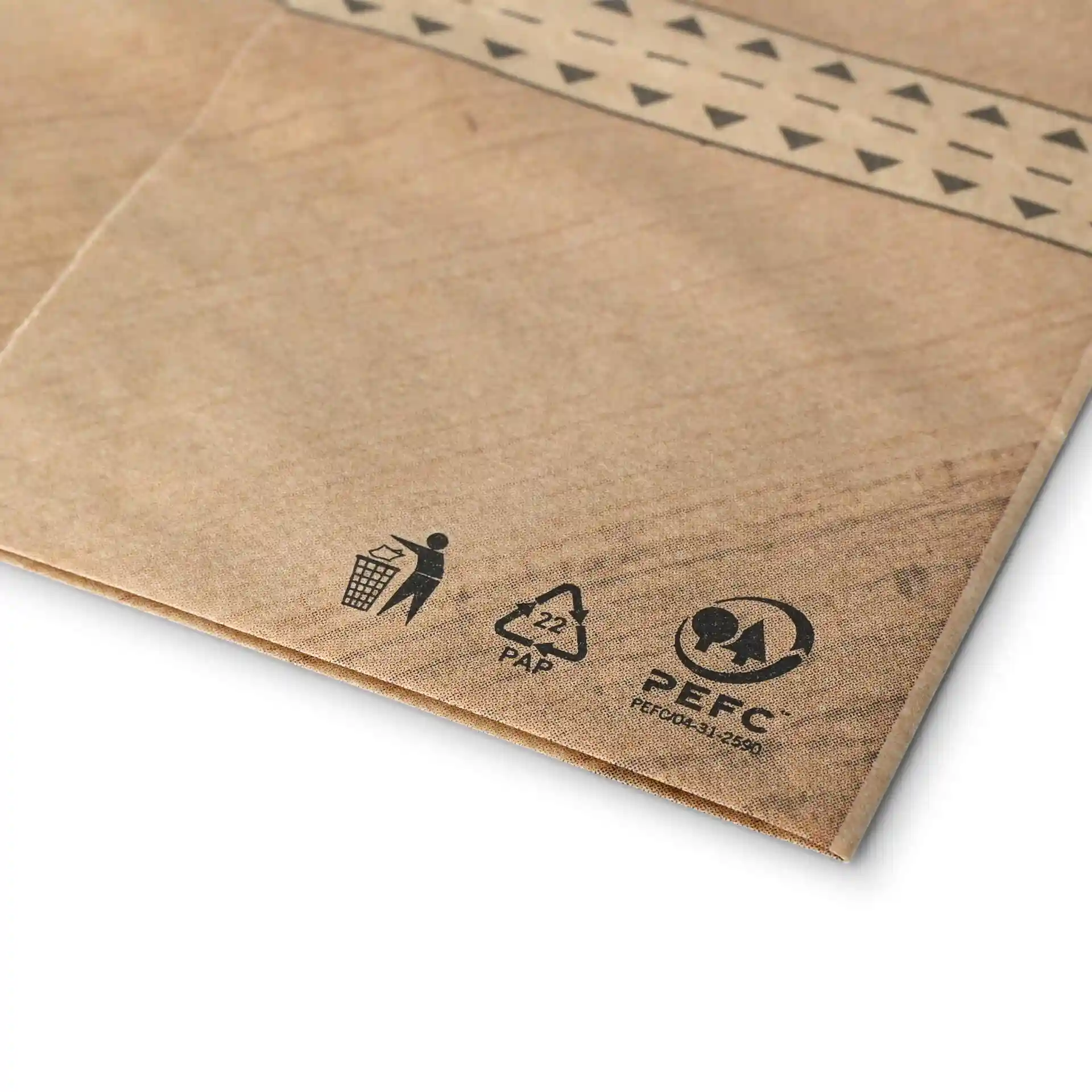 Image d'un sac à burger en papier kraft avec un design imprimé et un sceau adhésif, montrant des symboles de recyclage et un label de certification.