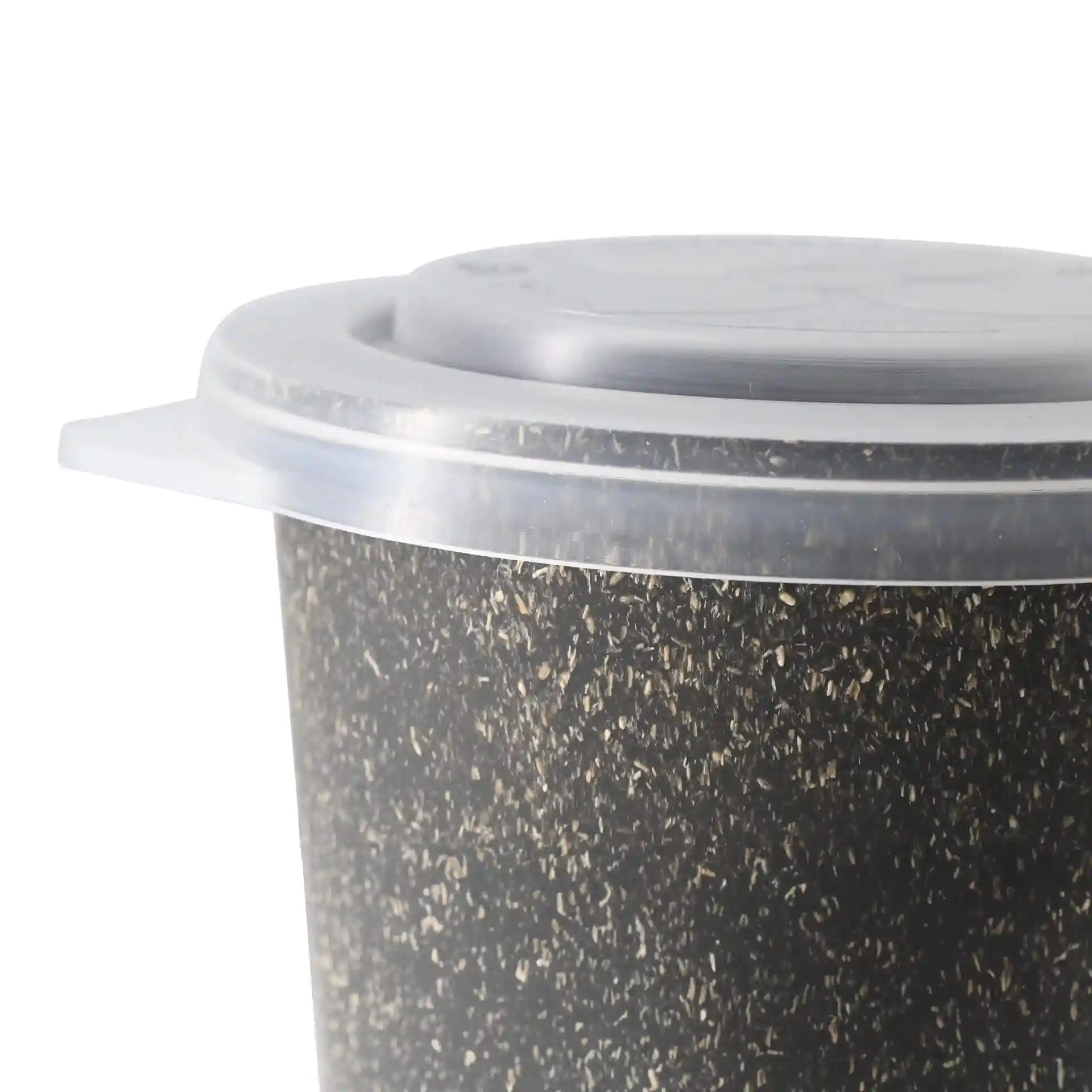 Couvercle transparent réutilisable pour un gobelet rond, d'un diamètre de 95 mm et d'une hauteur de 15 mm.