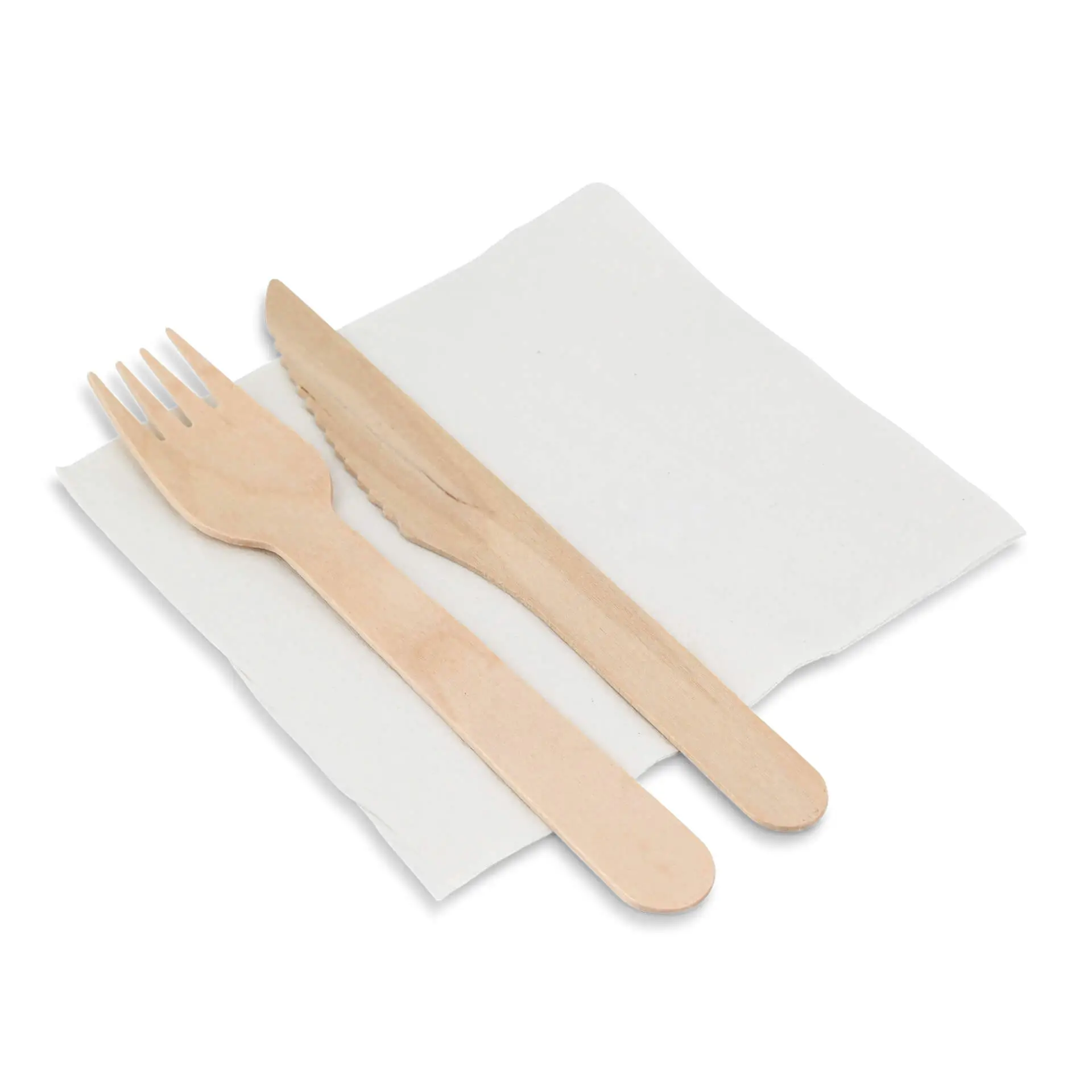 Fourchette et couteau en bois sur une serviette blanche en 2 épaisseurs, avec un symbole de recyclage imprimé dessus.
