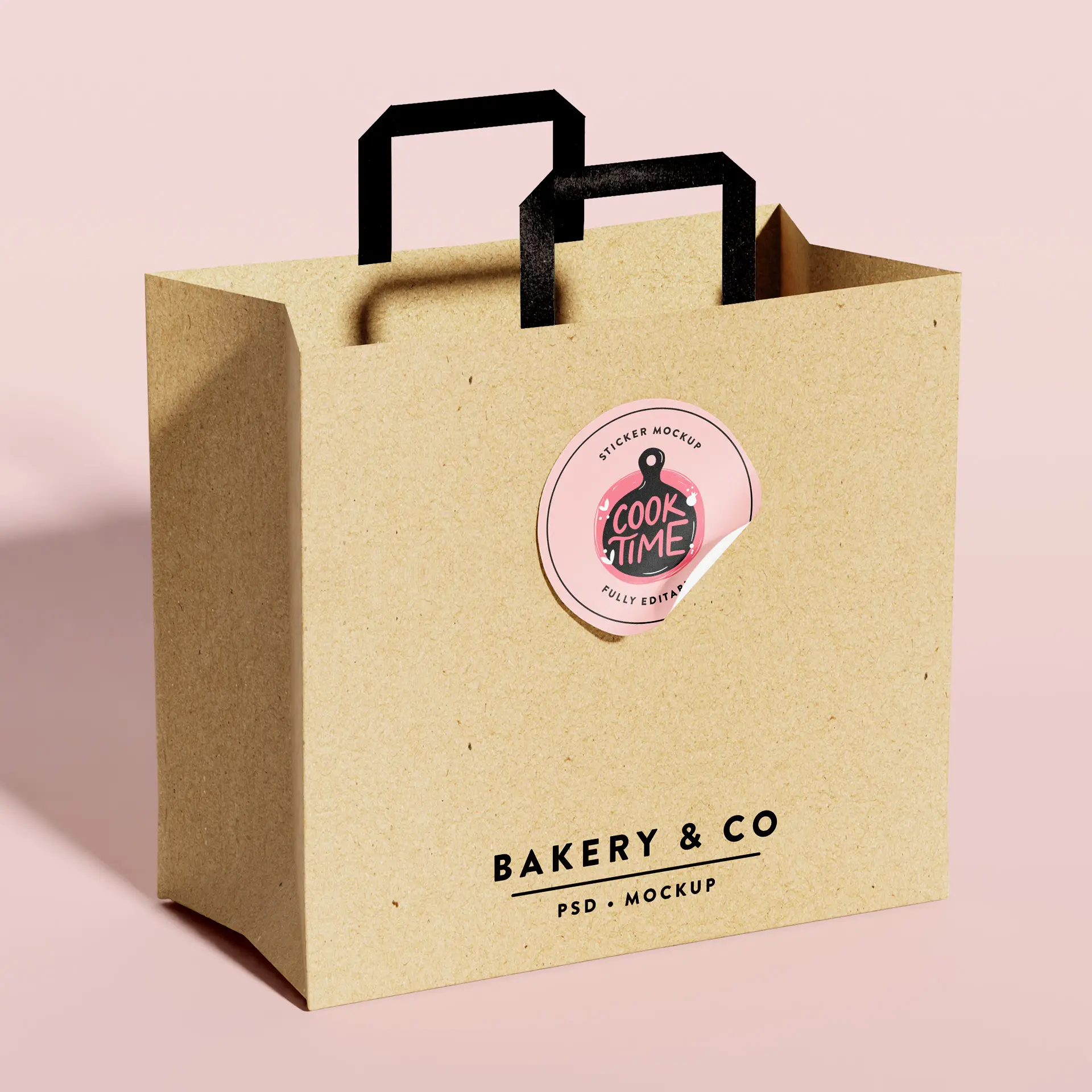 Sac en papier brun avec poignées noires et un autocollant rond rose portant l'étiquette "Temps de cuisson", avec le nom de marque "Bakery & Co." imprimé en dessous.