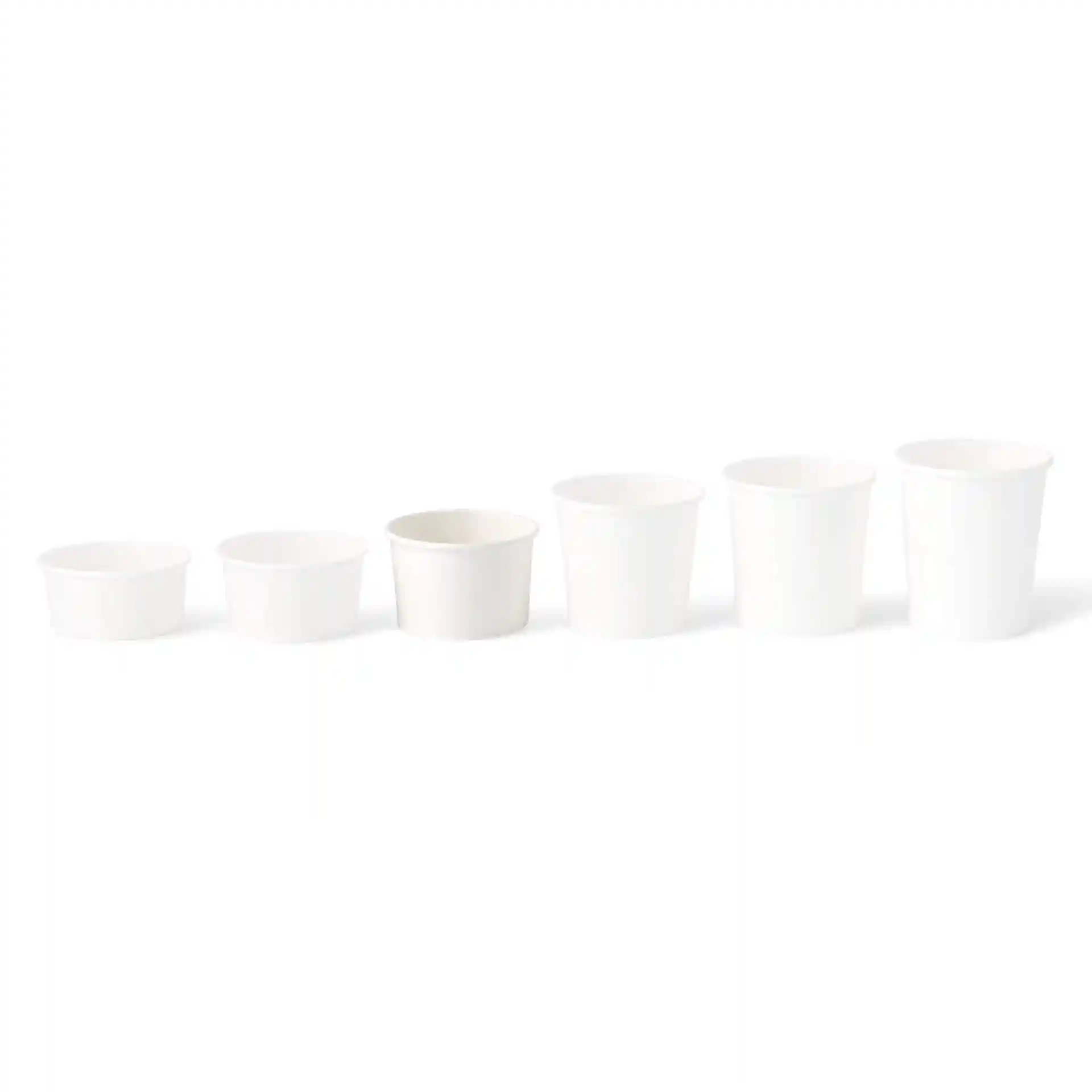 Image de six gobelets en papier blancs de tailles variées, disposés du plus petit au plus grand, sur un fond uni.
