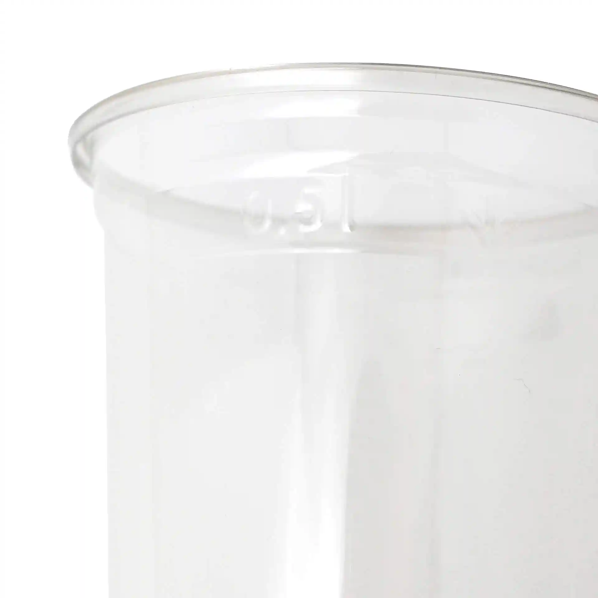 Gobelet en rPET transparent d'un diamètre de 95 mm et d'une hauteur de 151 mm, montrant le bord supérieur.