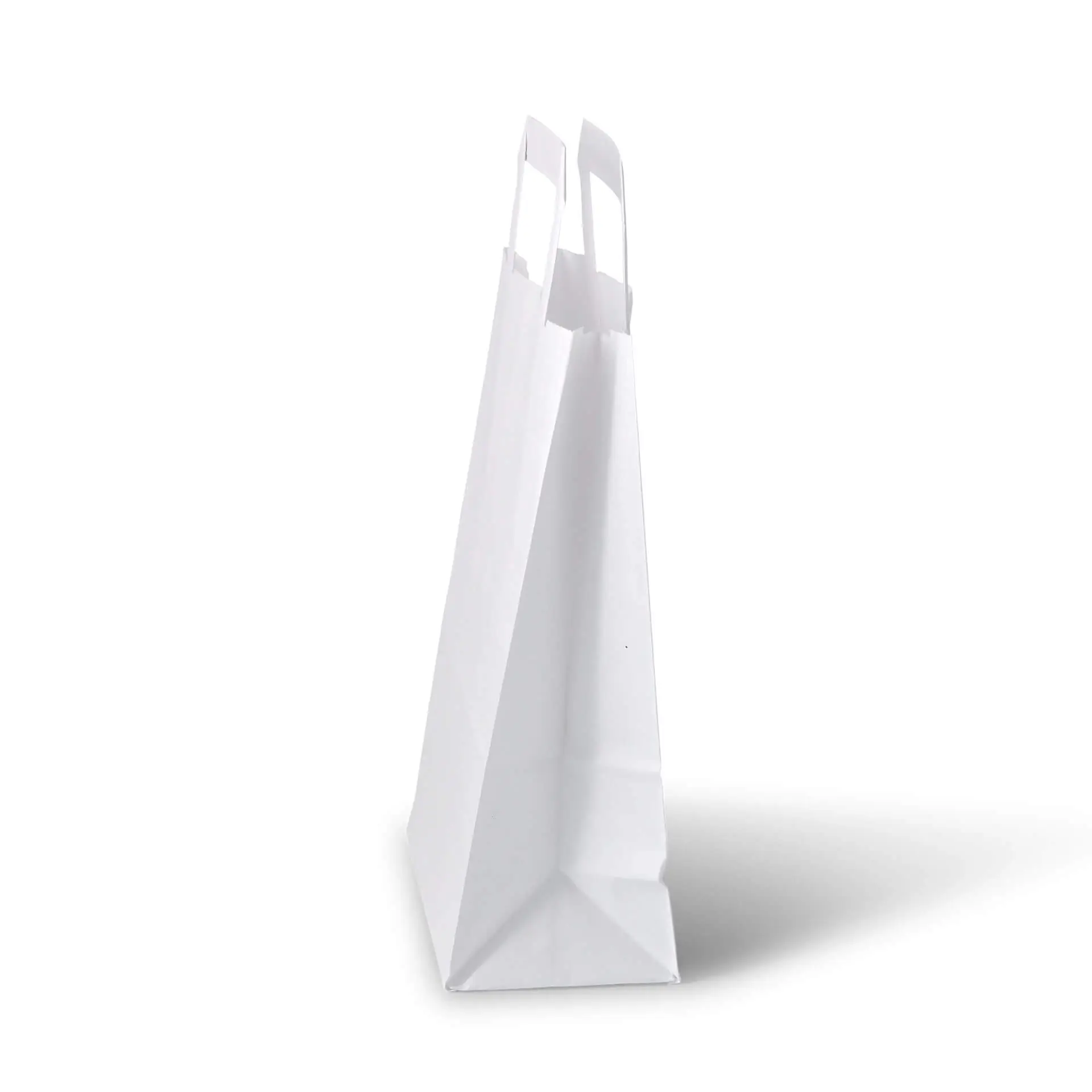 Sac en papier blanc avec un fond plat et deux poignées, adapté pour le shopping et les courses.
