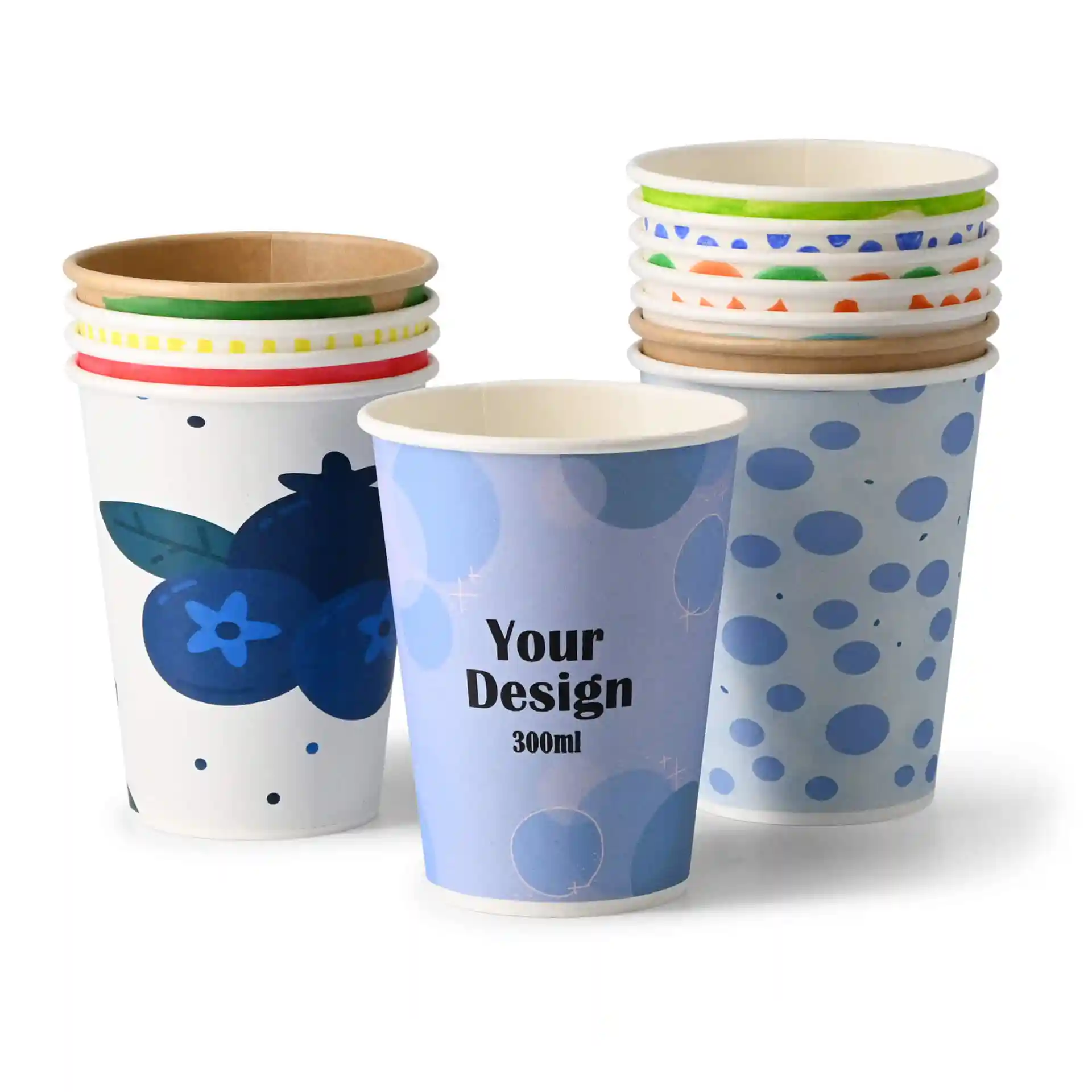 Gobelets en papier avec divers motifs, y compris un motif de myrtilles et un motif à pois bleus, empilés ensemble.
