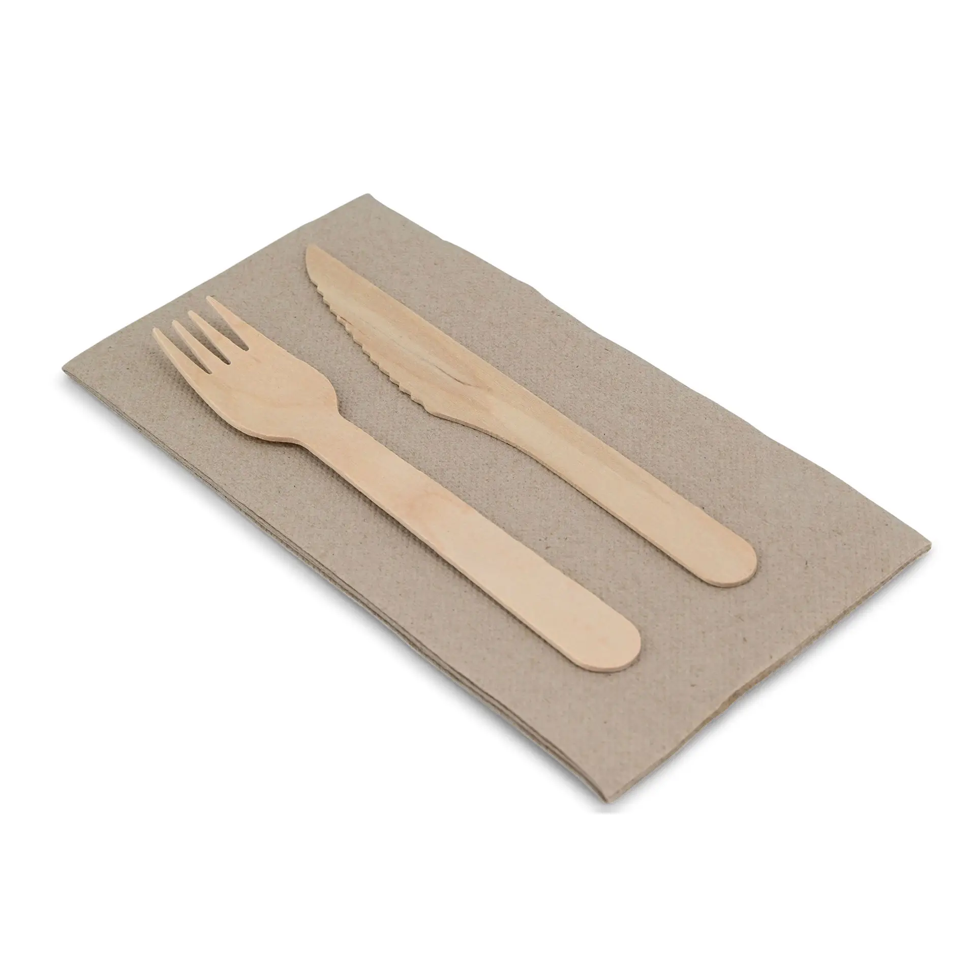 Ensemble de fourchette et couteau en bois sur une serviette en papier rectangulaire non blanchie.