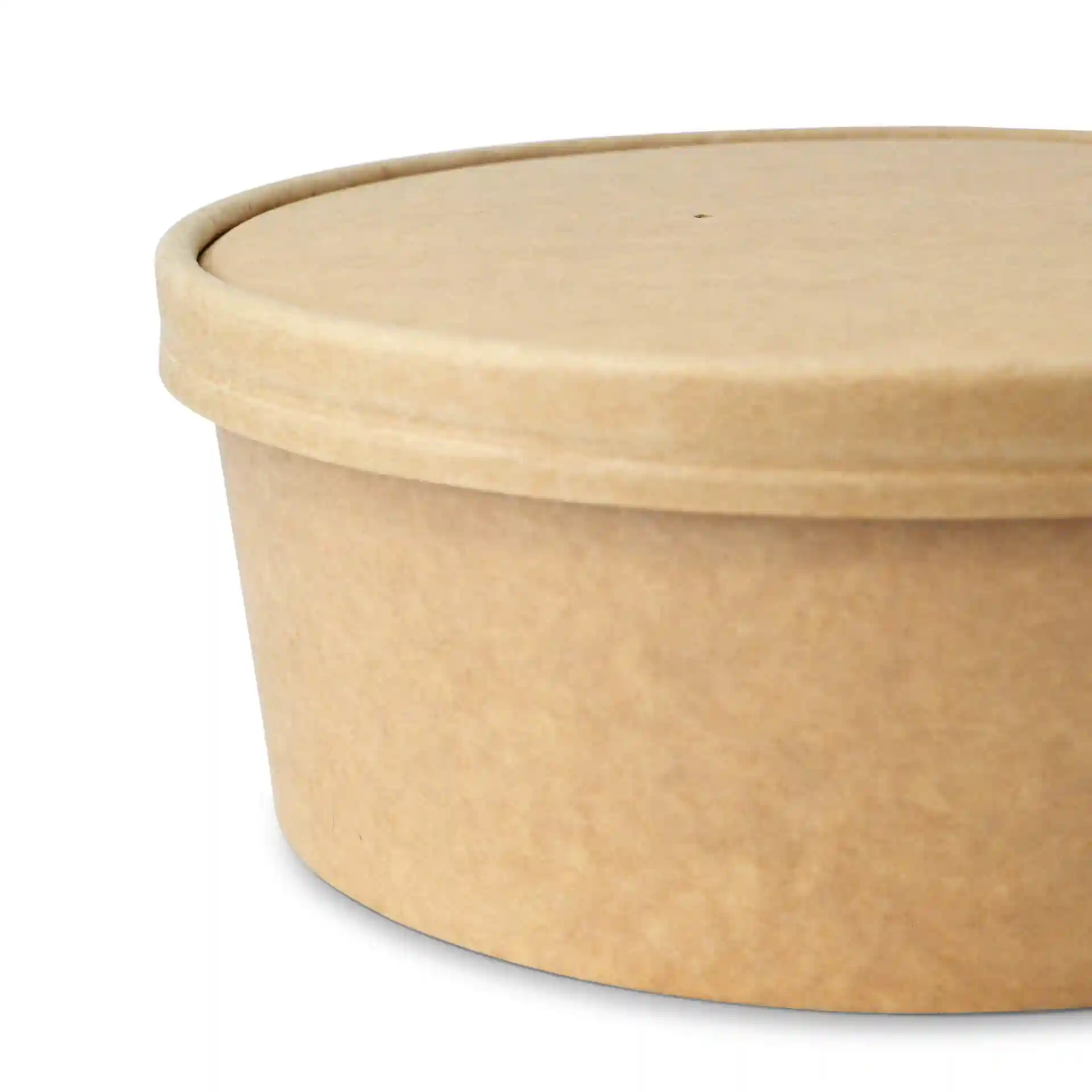 Couvercle rond en carton brun avec membrane, conçu pour des bols en papier, présenté sous un angle.