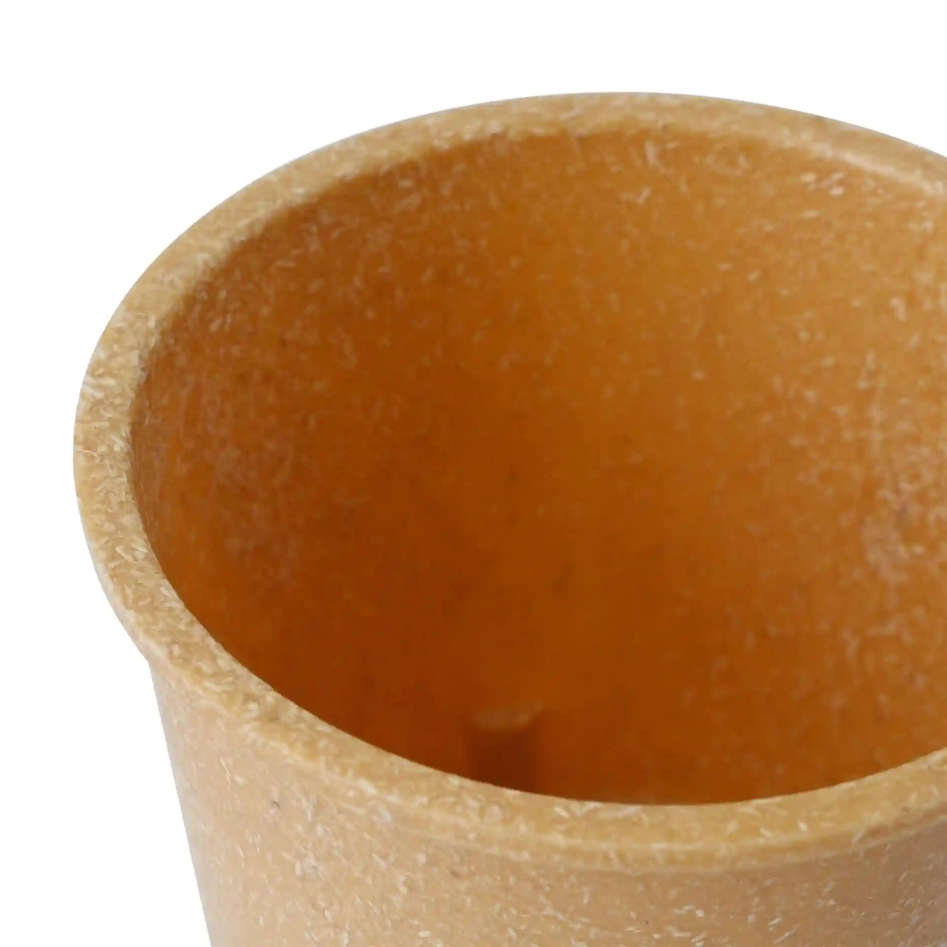 Gros plan sur une tasse réutilisable marron de forme ronde, fabriquée à partir d'un matériau bio-composite.