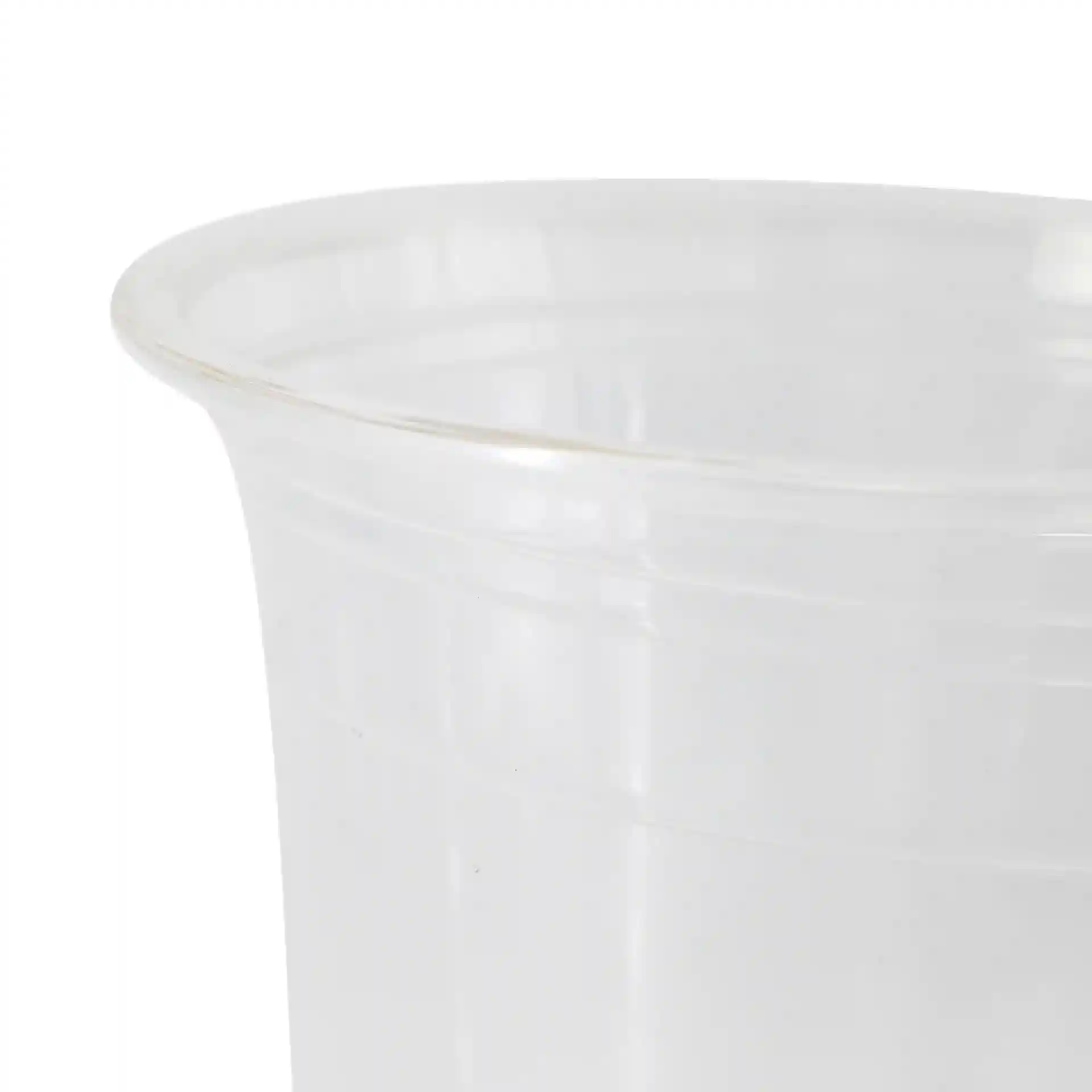 Gros plan d'un gobelet en PLA transparent de 95 mm de diamètre et 110 mm de hauteur.