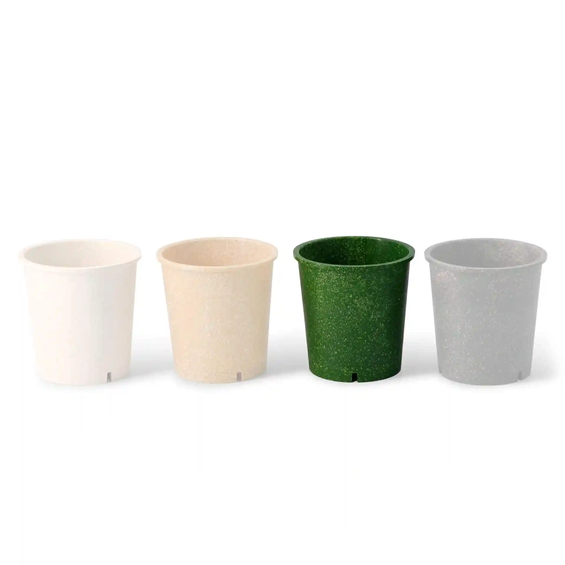 Quatre gobelets réutilisables en blanc, beige, vert et gris, chacun de forme ronde avec un trou de drainage au fond.
