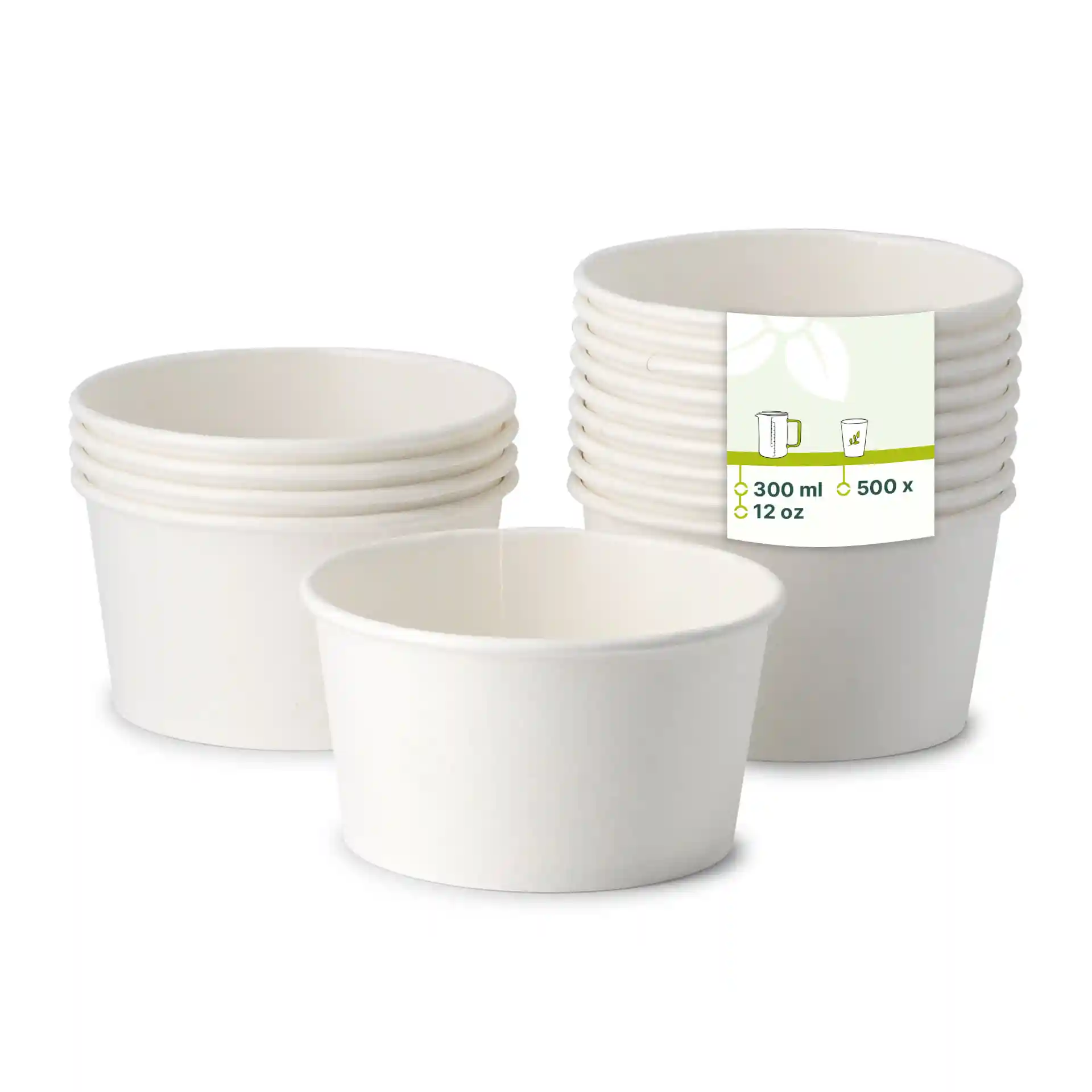 Empilement de contenants à soupe en papier blanc avec une étiquette indiquant le volume et la quantité, sur un fond uni.