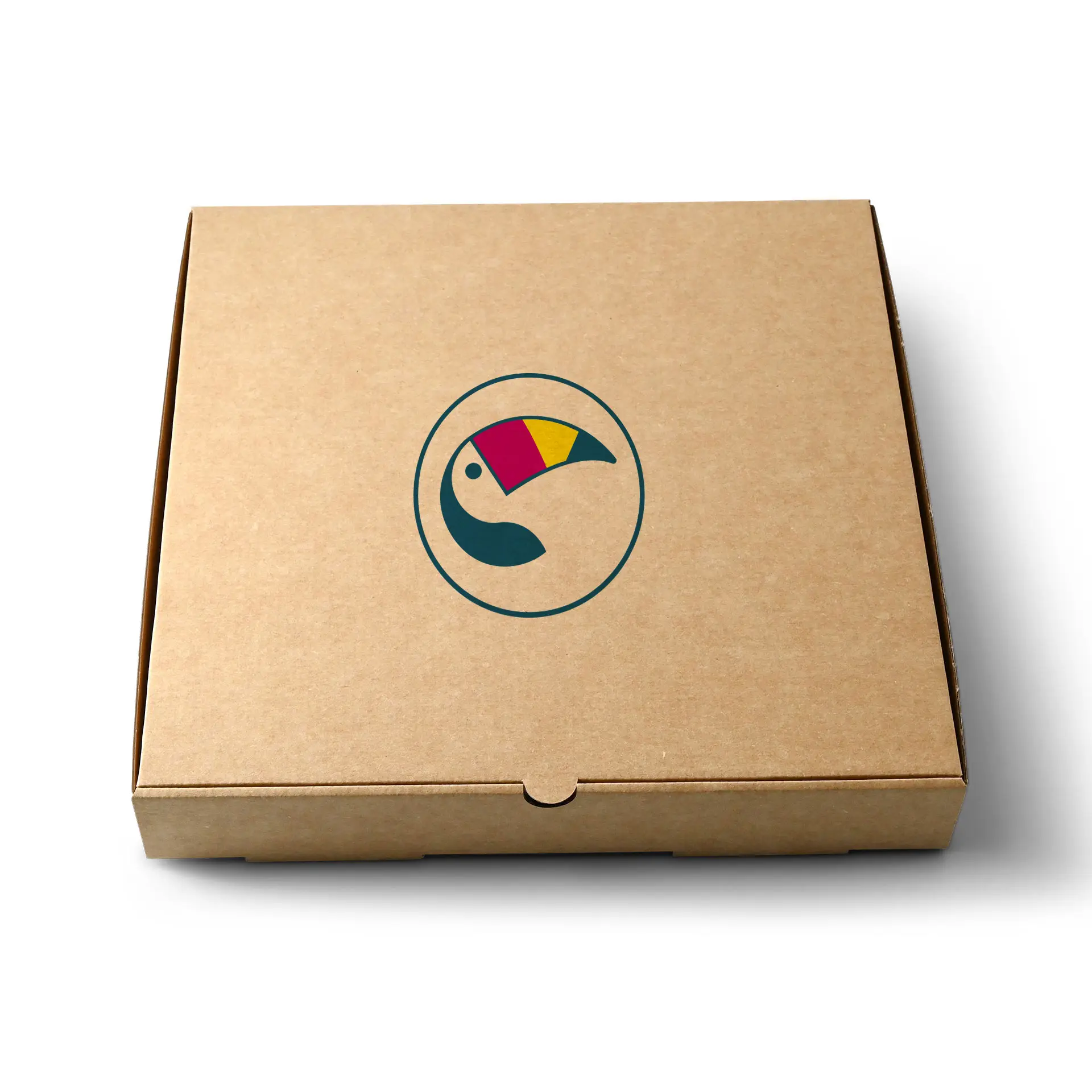 Boîte à pizza brune avec un logo circulaire présentant un design de toucan stylisé sur le dessus.