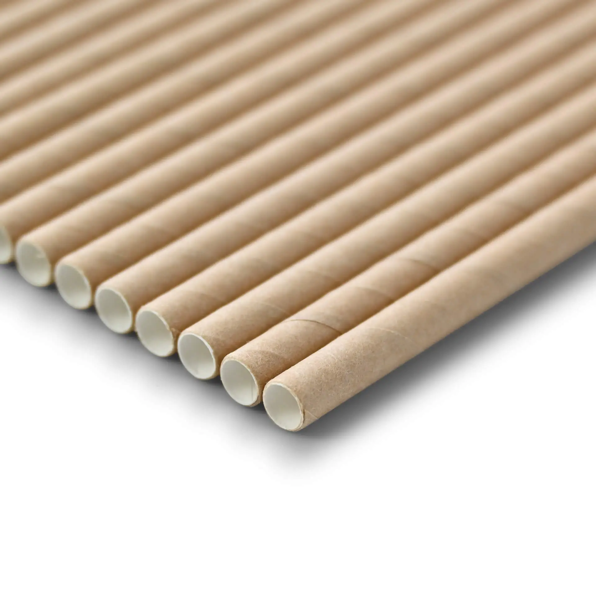 Paille en papier brun durable, 20 cm de long et 0,6 cm de diamètre, sur fond blanc.