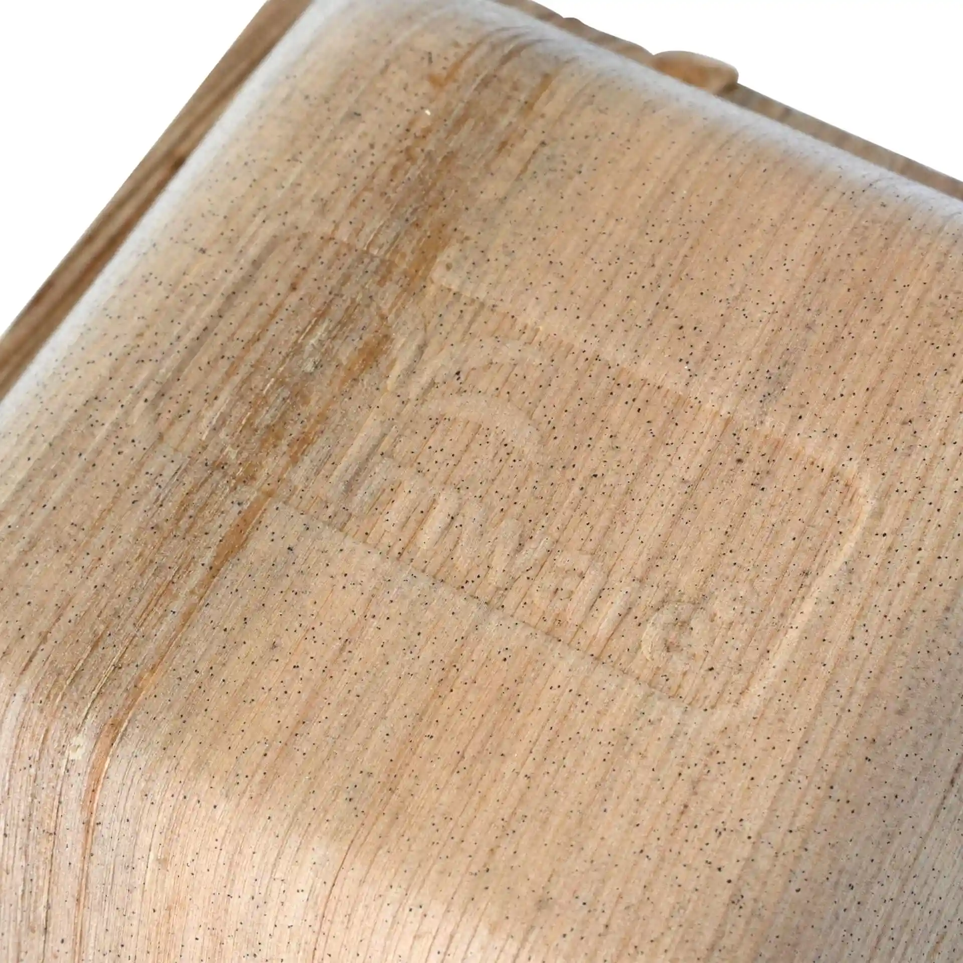 Gros plan d'un bol carré en feuille de palmier avec une texture granuleuse et un logo en relief sur la surface.
