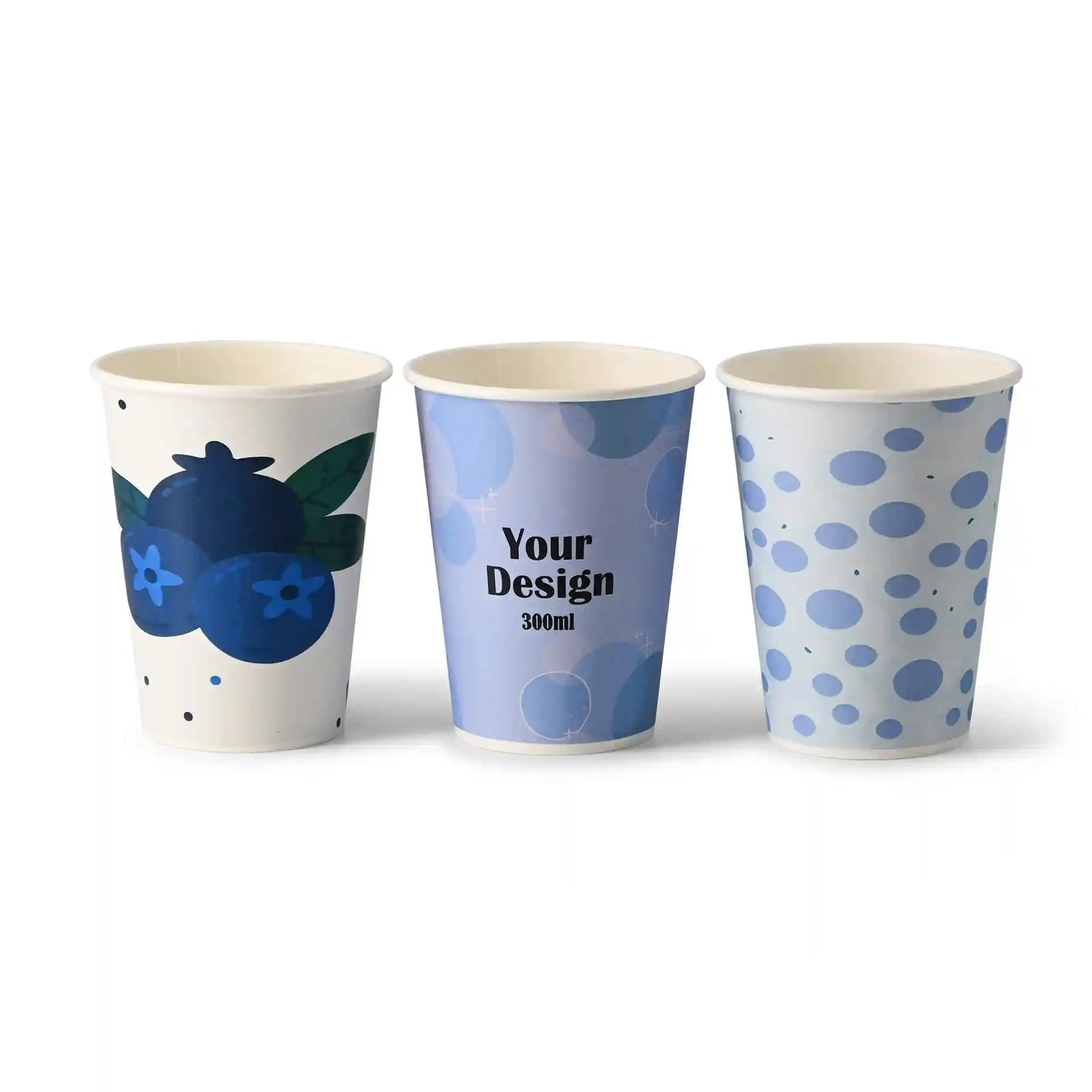 Trois gobelets en papier avec différents designs : un avec des myrtilles, un avec un motif bleu et un avec du texte.