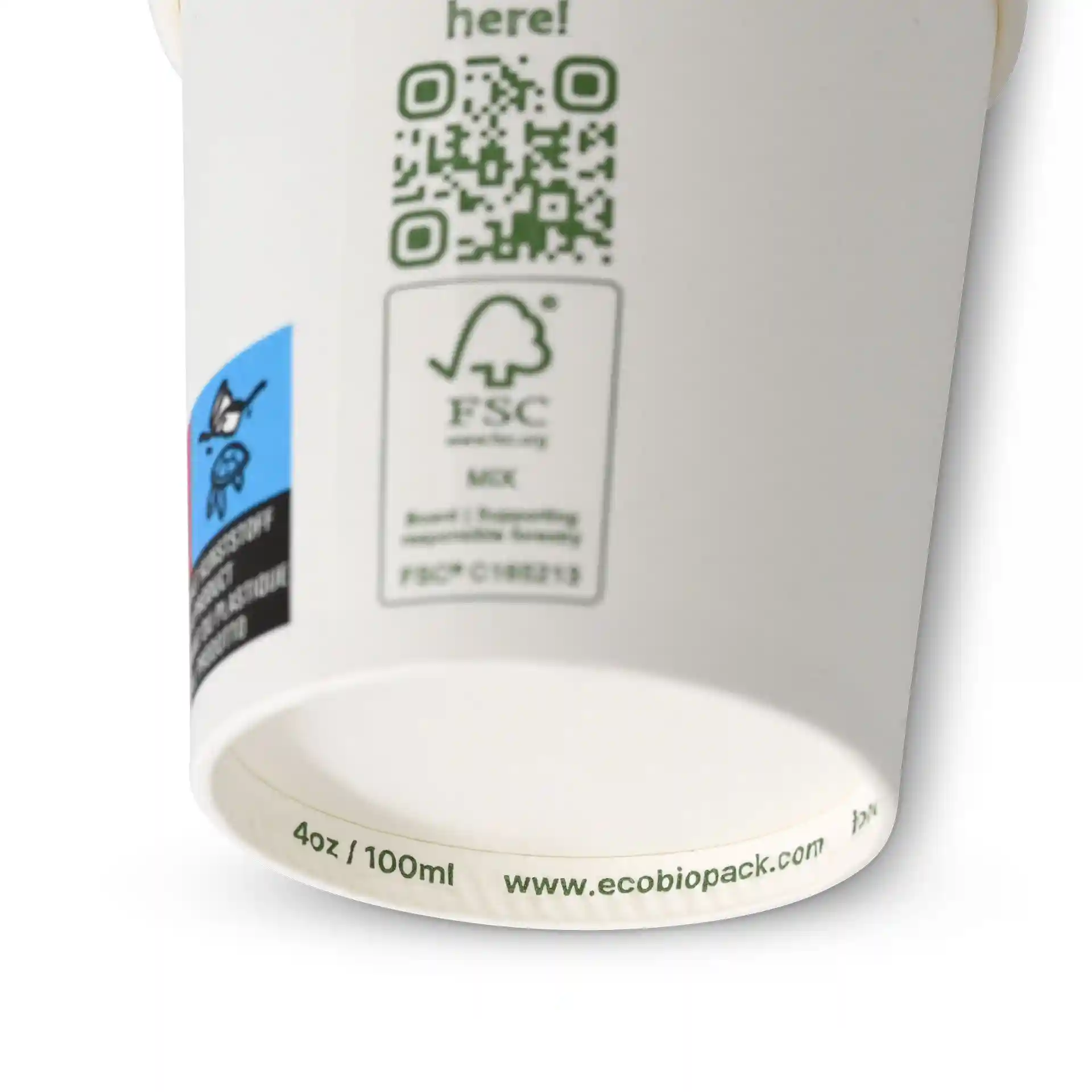 Gobelet blanc d'un diamètre de 62 mm, avec un code QR et le logo FSC sur le côté.
