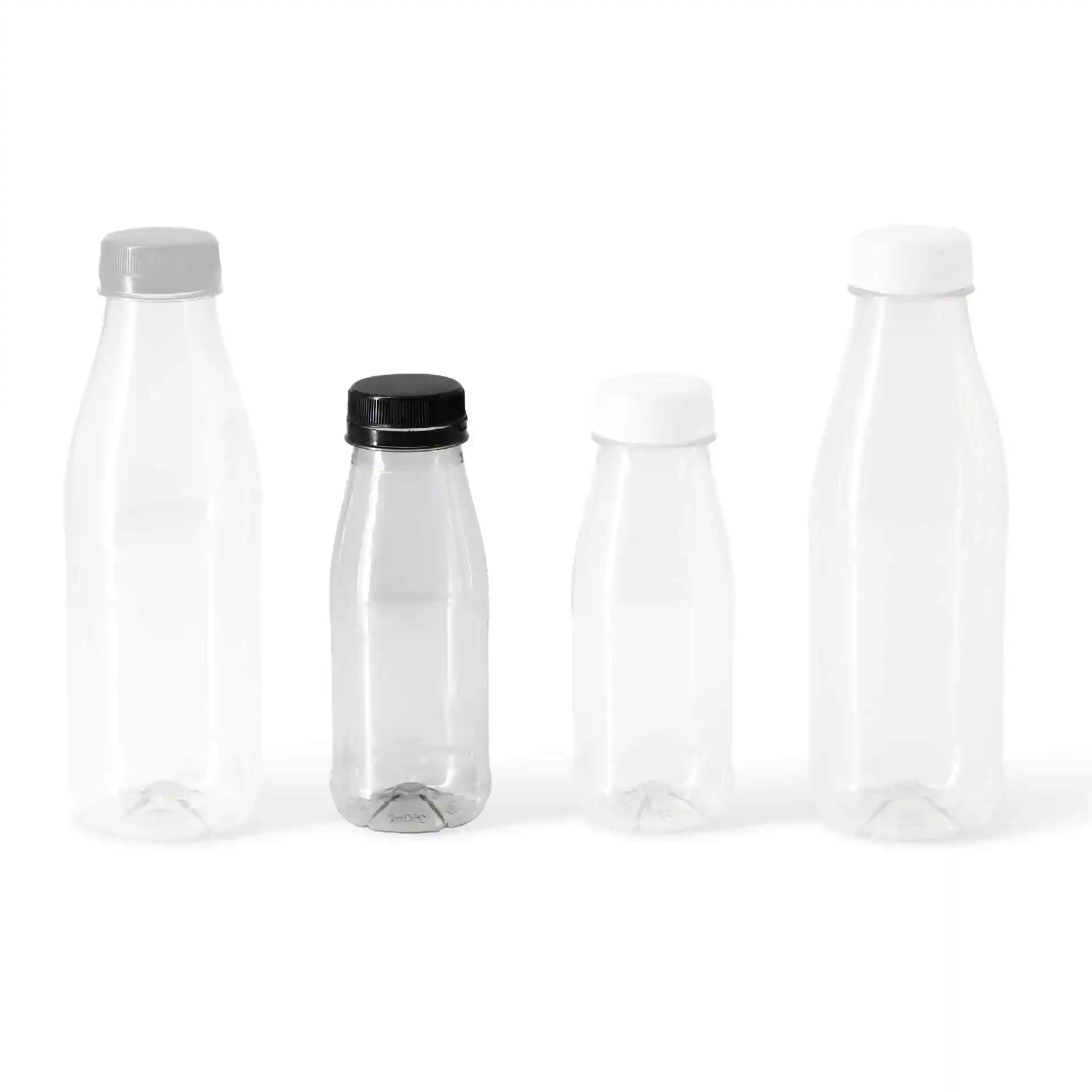 Bouteilles claires en rPET de différentes tailles avec des couvercles noirs et blancs, y compris une bouteille de 250 ml au centre.