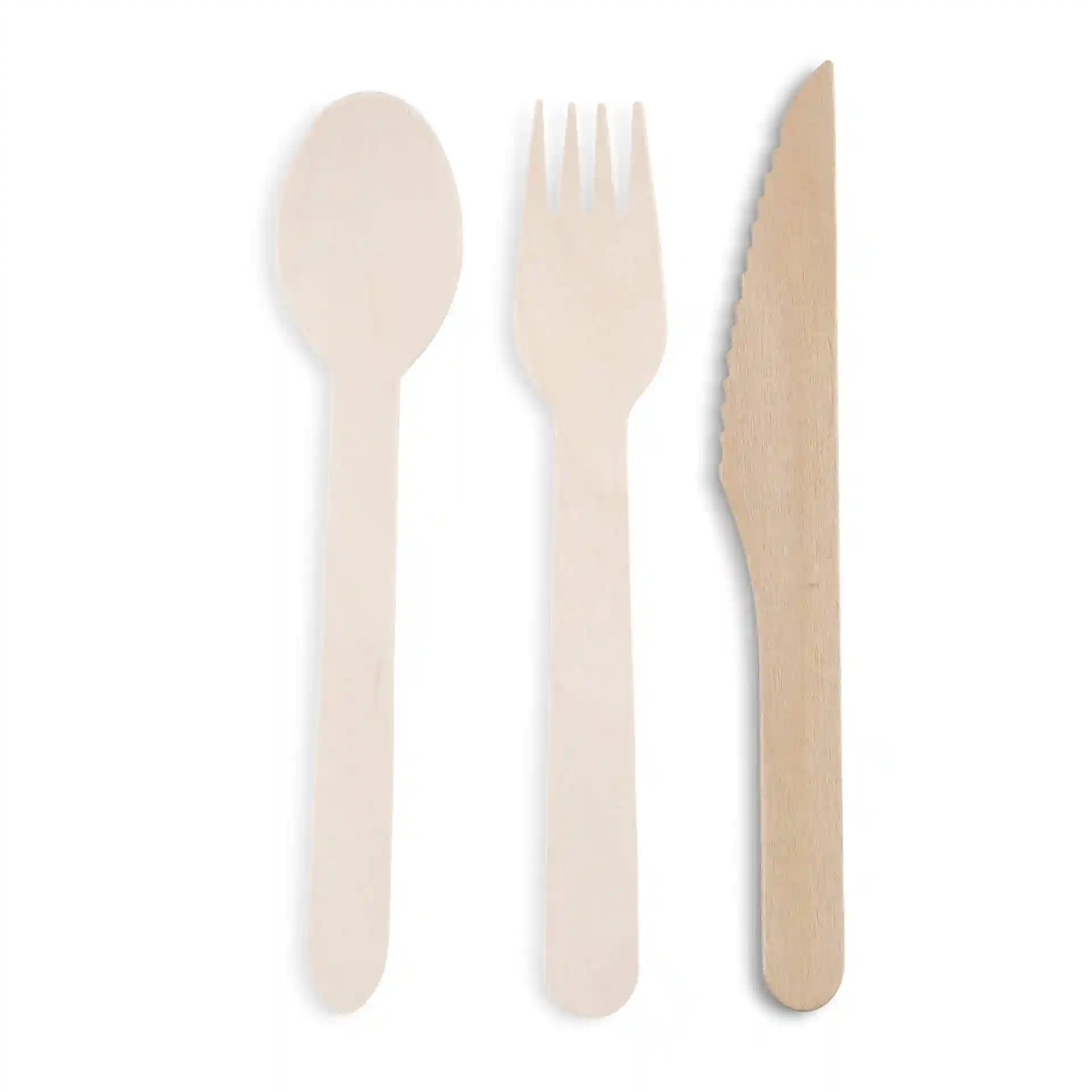 Ensemble de couverts en bois comprenant une cuillère, une fourchette et un couteau, tous en finition bois clair.