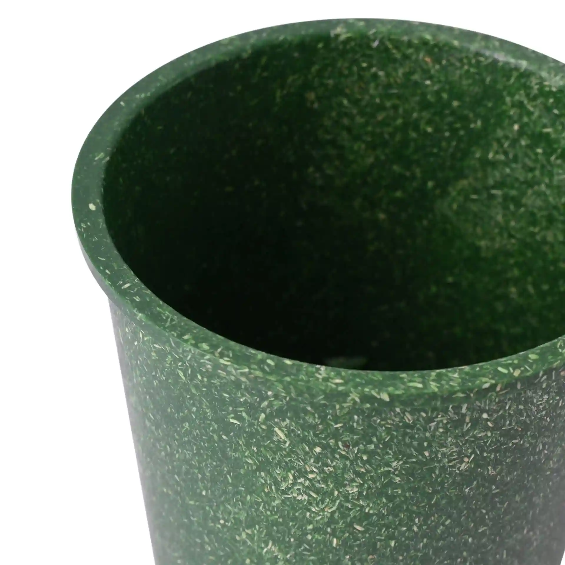 Gobelet réutilisable vert en forme ronde, fabriqué en matériau bio, montrant l'intérieur et le bord supérieur.