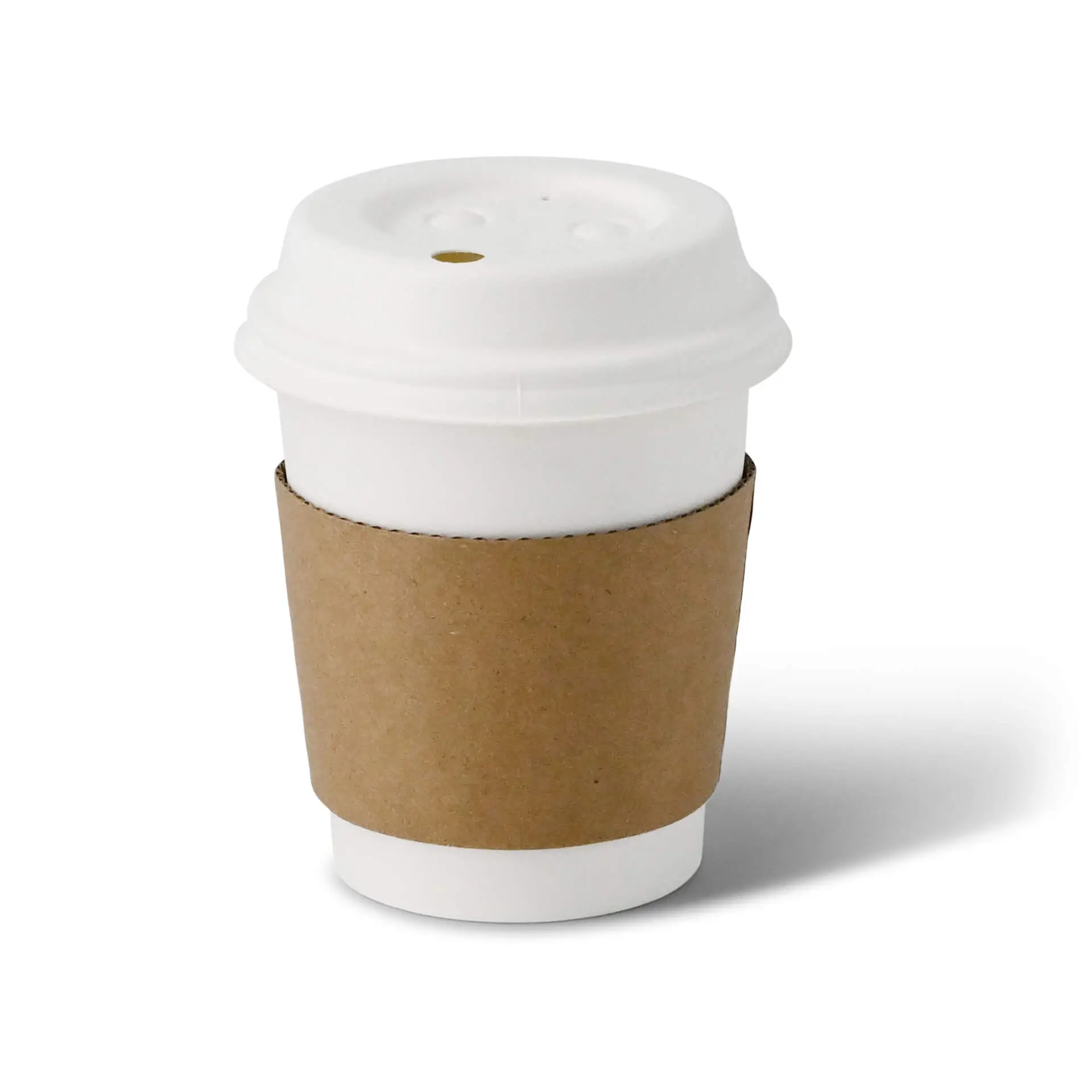 Manchette en carton brun sur un gobelet en papier blanc avec couvercle, conçue pour les boissons chaudes comme le café ou le thé.