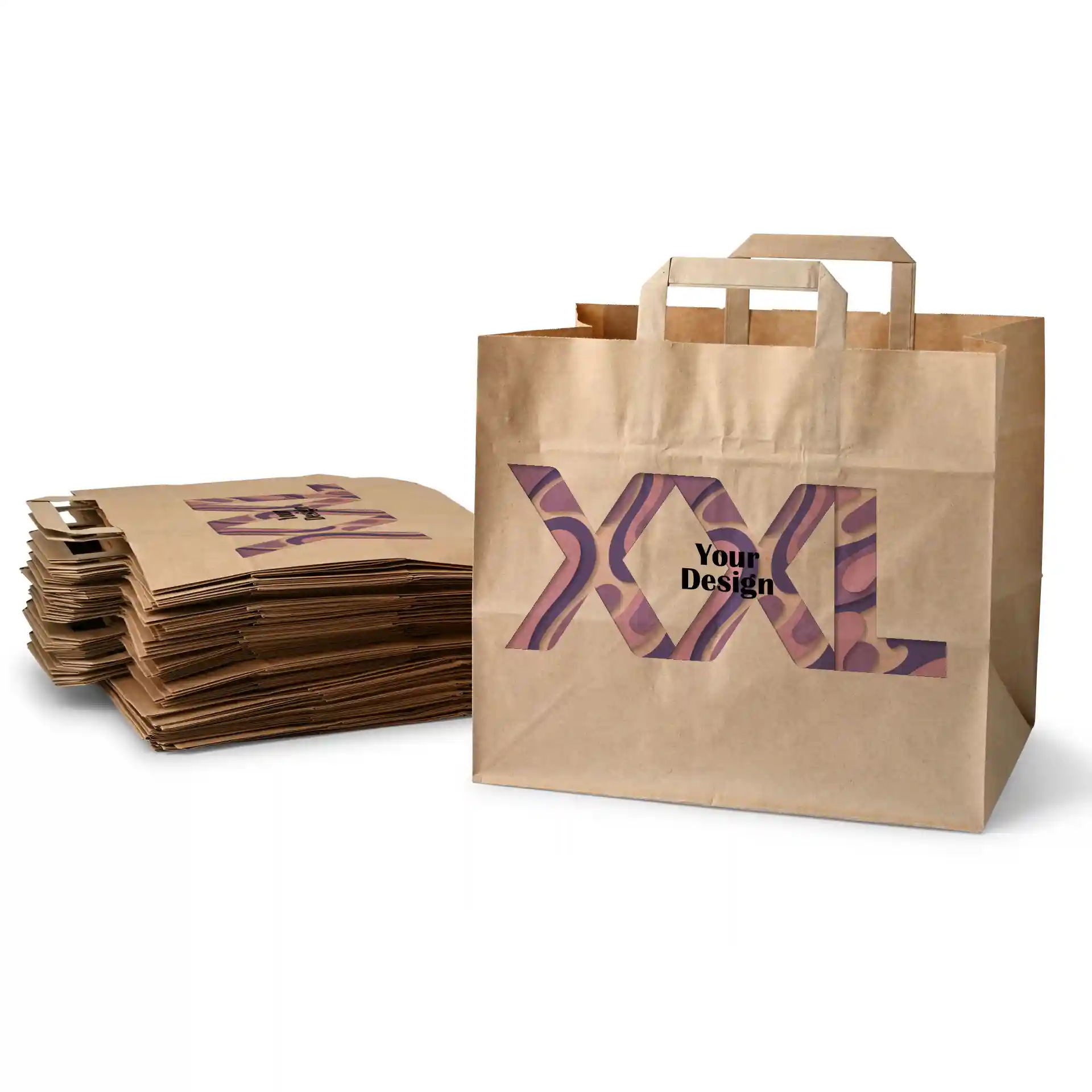 Sac en papier brun avec poignées, présentant un design avec "XXL" et "Votre Design", à côté d'une pile de sacs similaires.